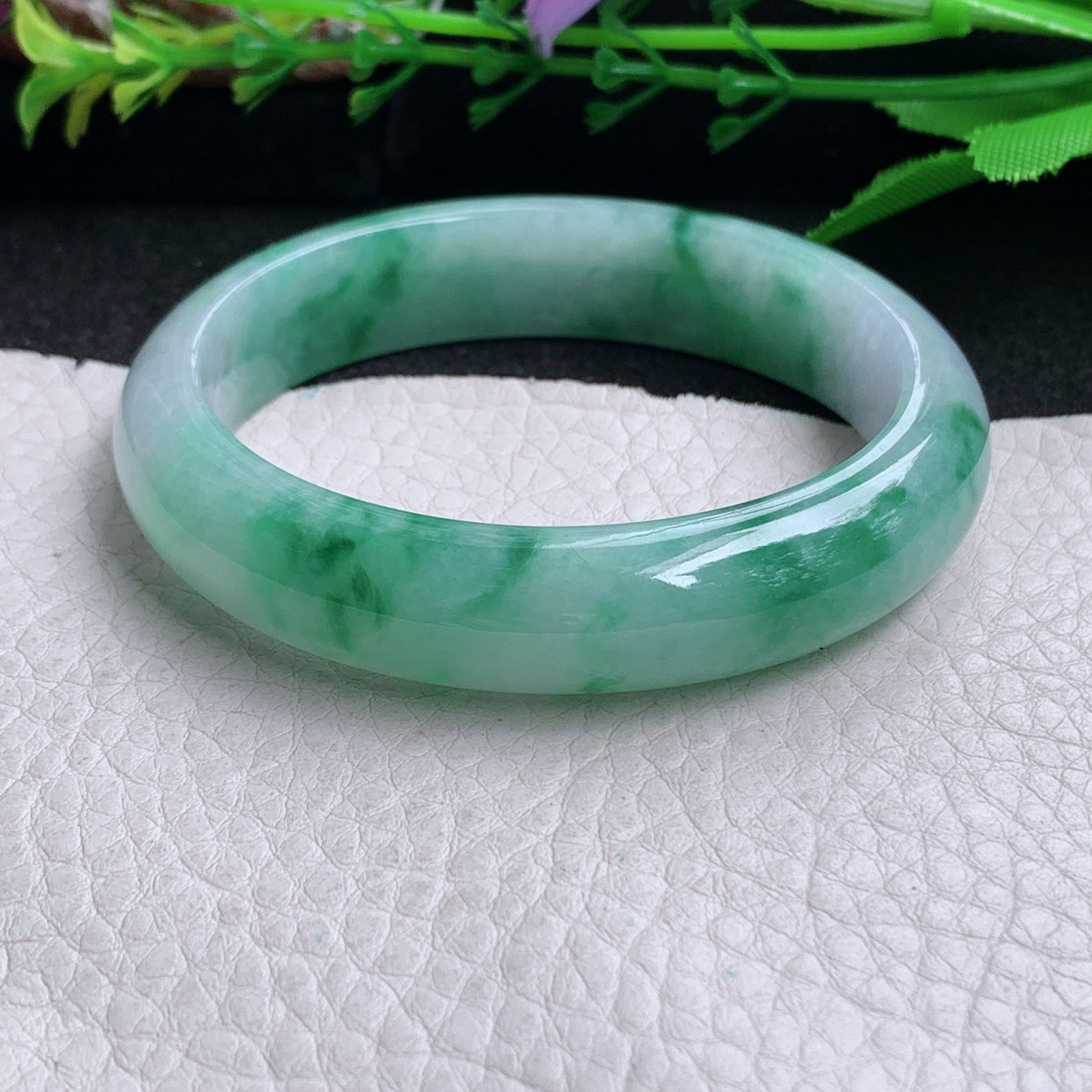 nr小圈口52.5*46.3*12.5*7 .5贵妃镯 缅甸翡翠a货手镯飘绿花秀气蛋形玉镯子