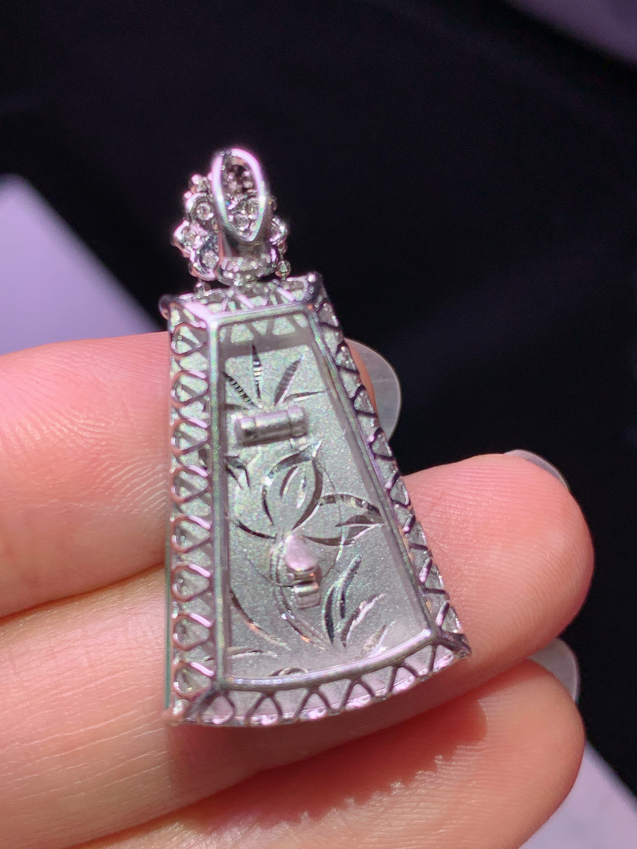 8k金钻镶嵌阳绿无事牌吊坠 玉质细腻 色泽艳丽清新 水润亮眼 整体尺寸30.8*16*6.8j2