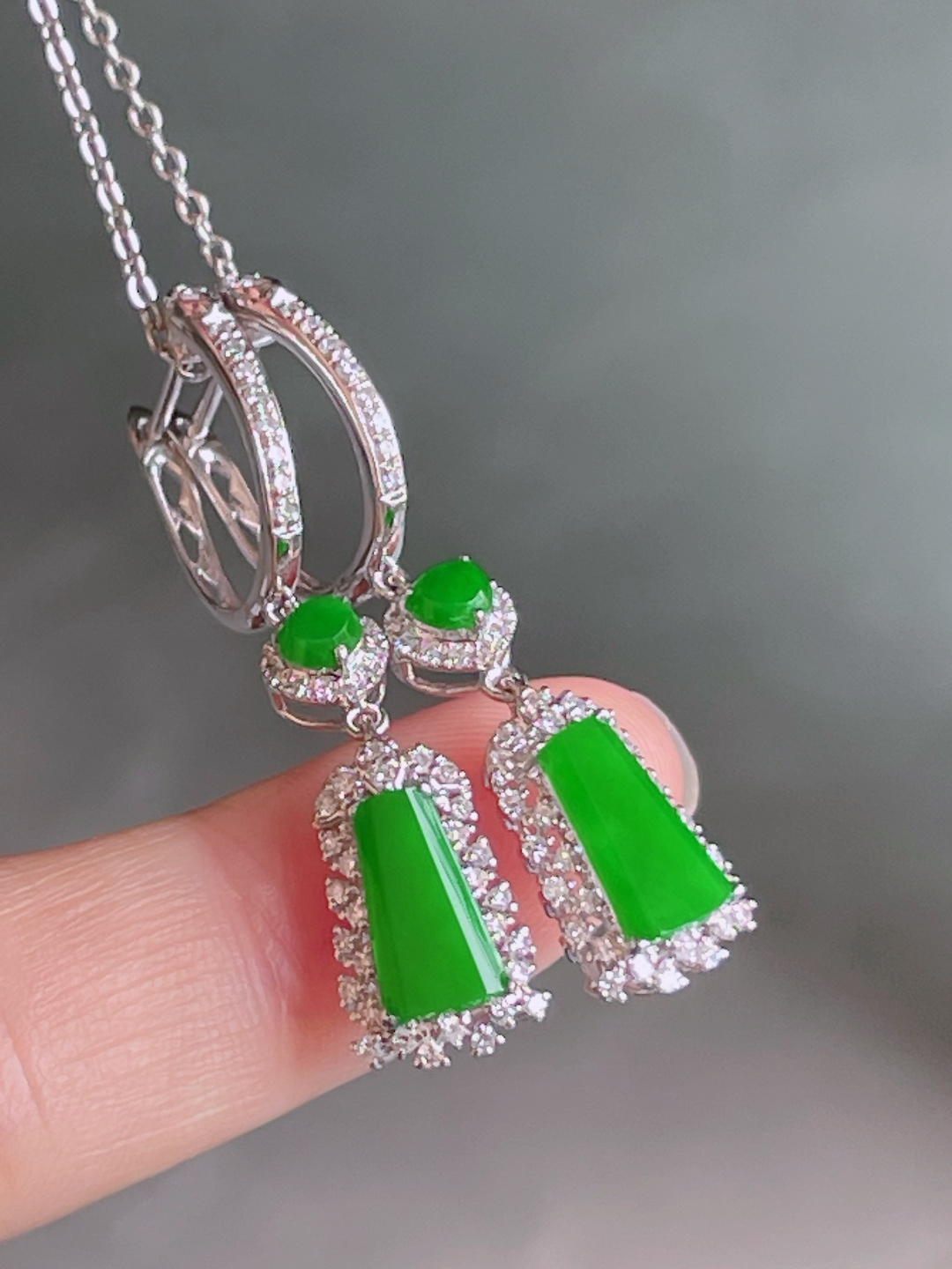 ️ 辣绿耳坠，色绿无比，精致优雅：34/8/5.2，裸石：9/5.4