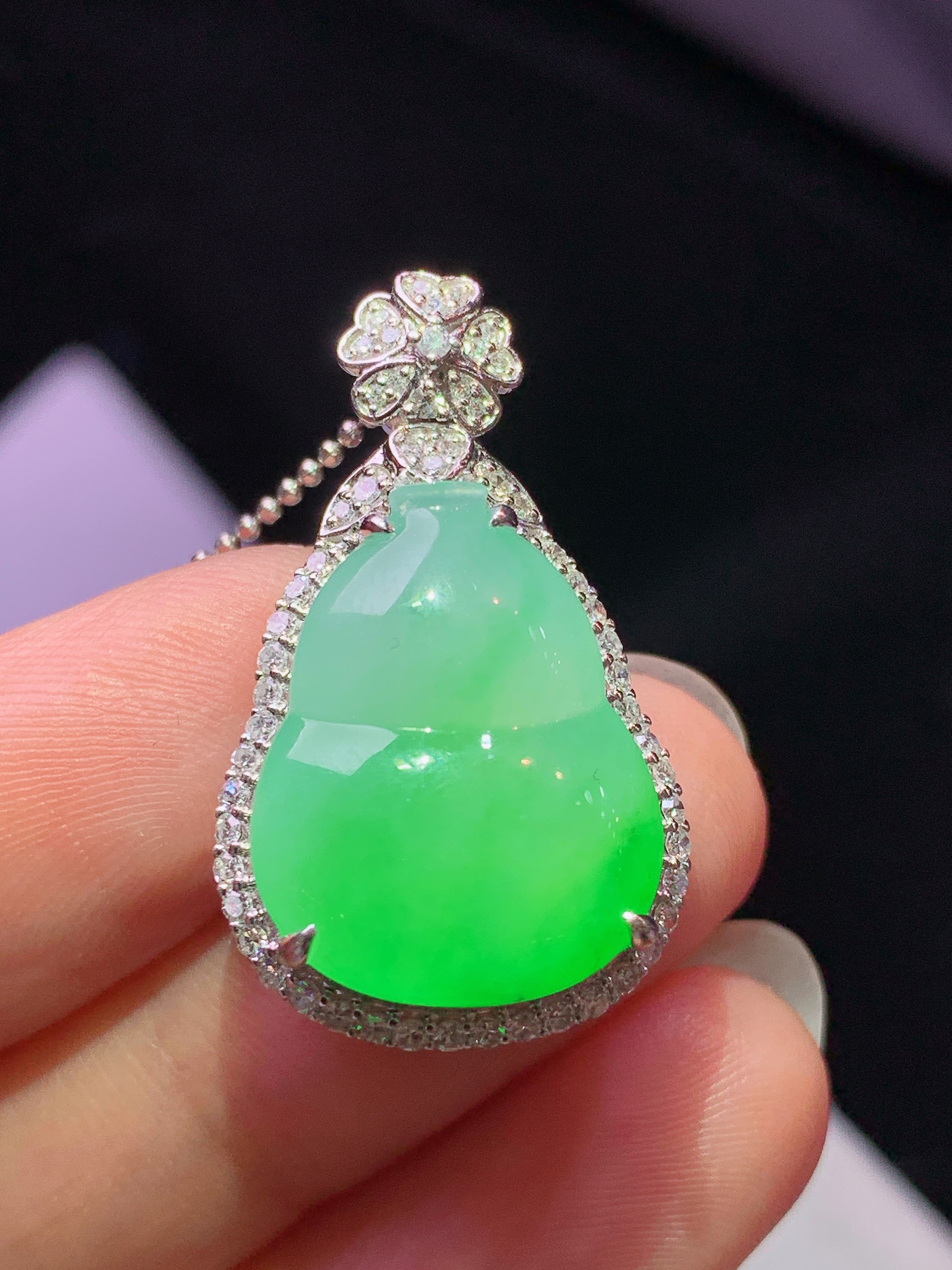 8k金钻镶嵌冰飘阳绿葫芦吊坠 玉质细腻 色泽艳丽清新 水润亮眼 整体尺寸28.8*17*9.8j2