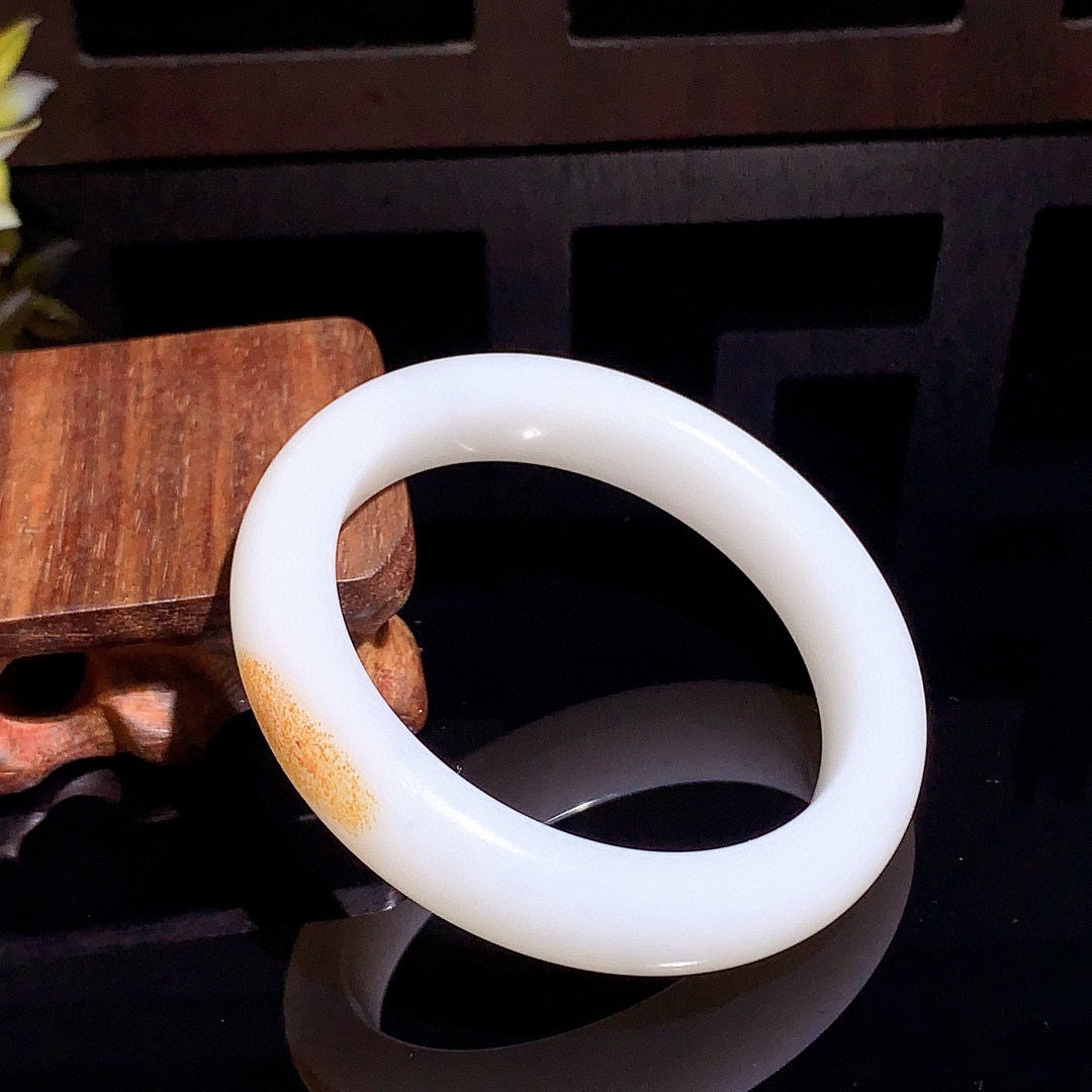 和田玉54.5圈羊脂白手镯！枣红皮，玉质细腻油润 底色纯净 无裂无杂 脂粉好，品质高。