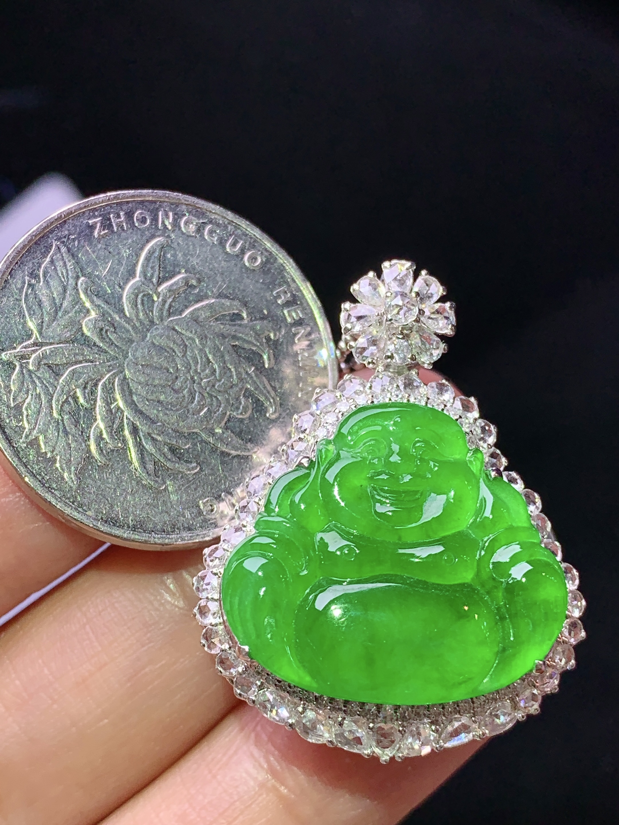 8k金钻镶嵌冰阳绿佛公吊坠 玉质细腻 色泽艳丽清新 水润亮眼 整体尺寸32.6*24.8*11.6h2