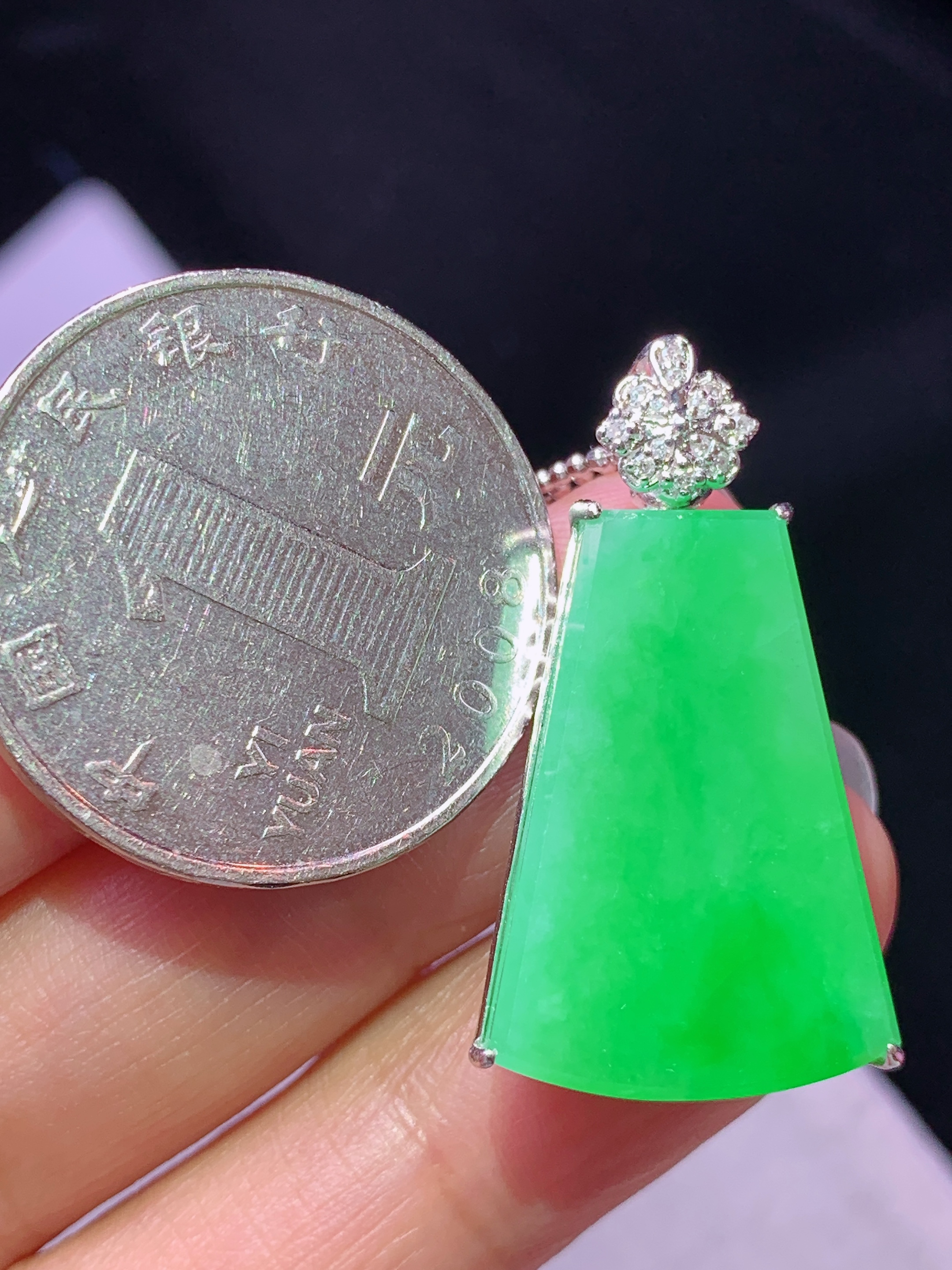 8k金钻镶嵌阳绿无事牌吊坠 玉质细腻 色泽艳丽清新 水润亮眼 整体尺寸30.8*16*6.8j2