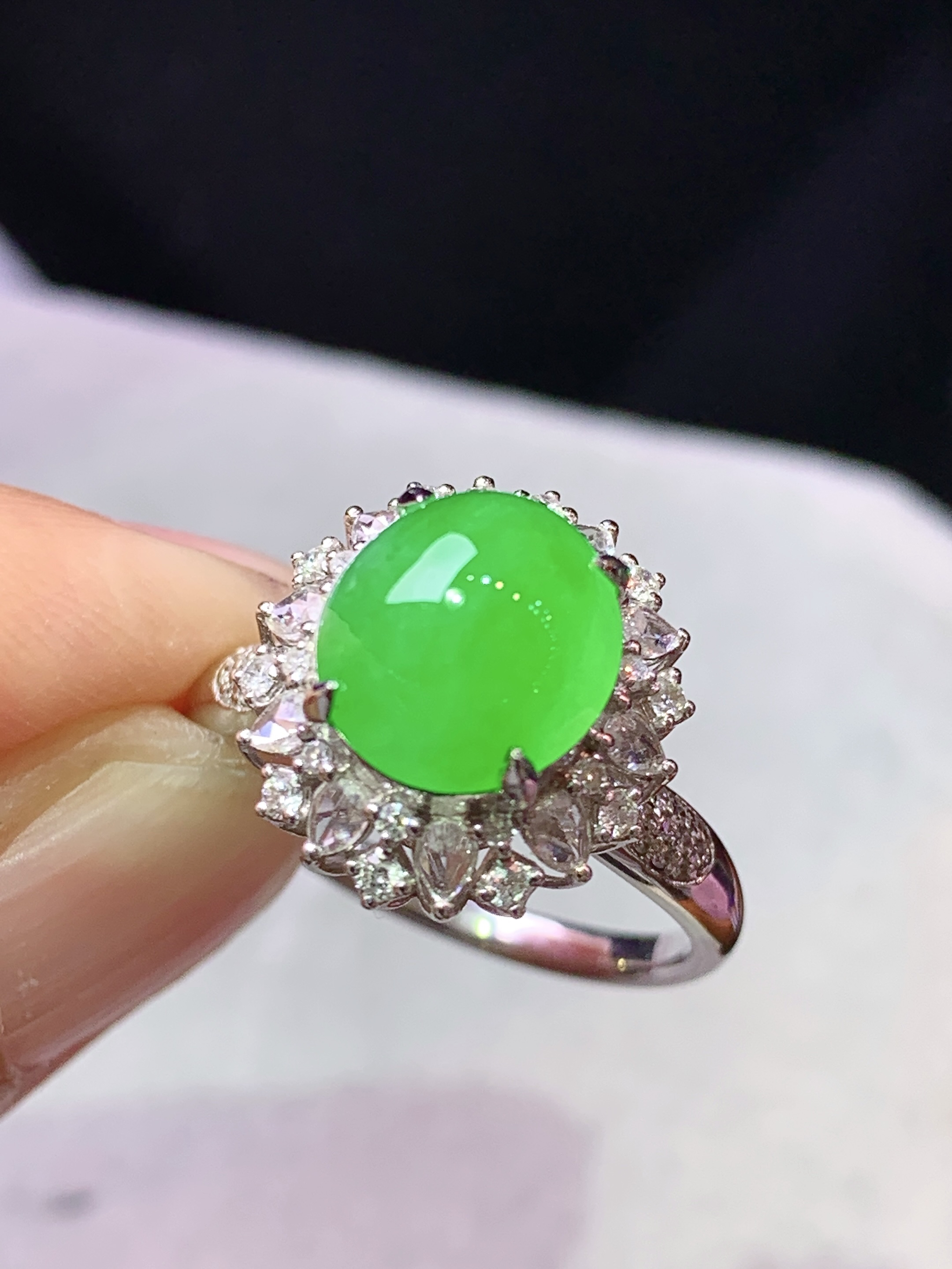 8k金钻镶嵌冰阳绿蛋面戒指 玉质细腻 色泽艳丽清新 水润亮眼 圈口14 整体尺寸14.5*13.3*11.5h2