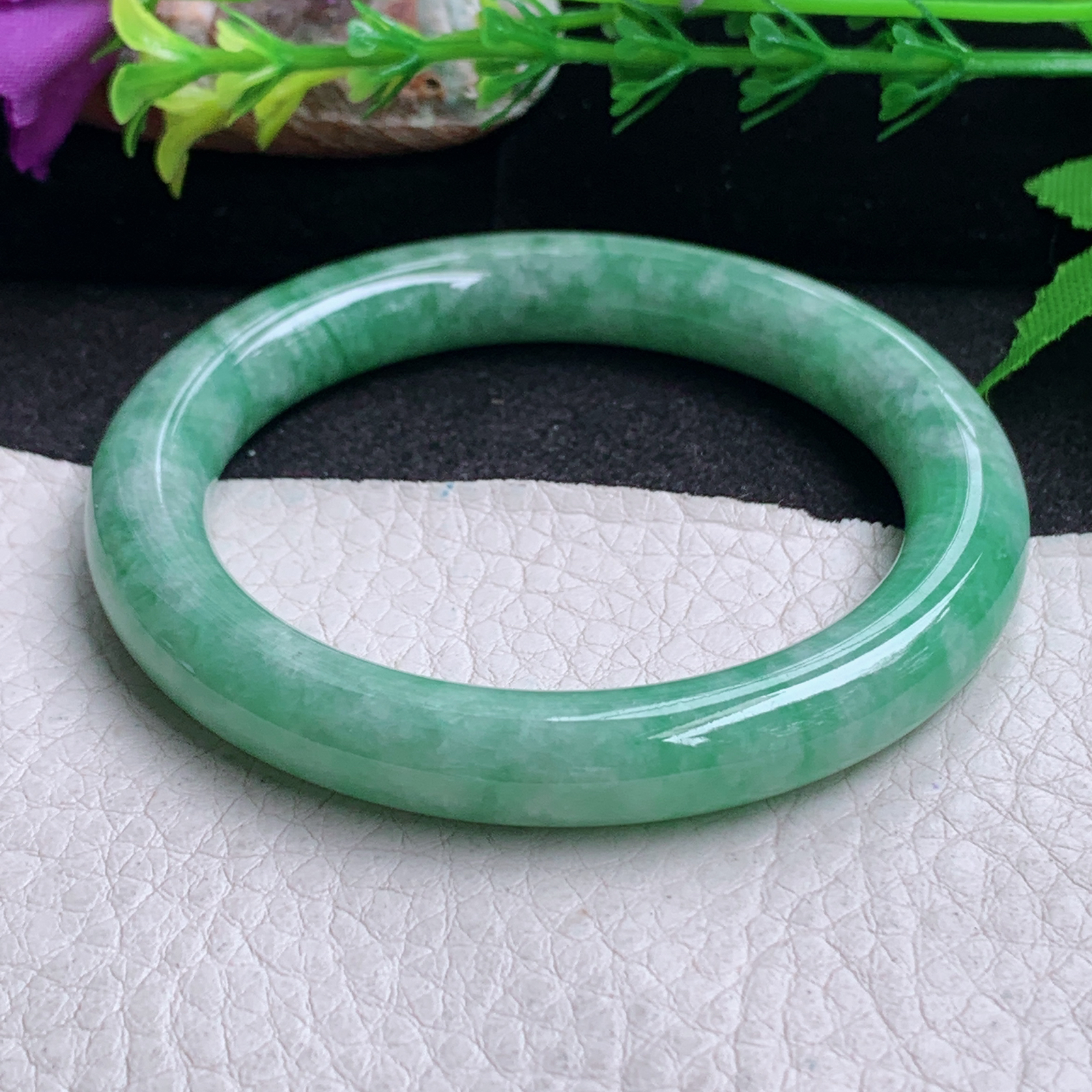 n小圈口52*8.8美人镯 缅甸翡翠a货手镯飘绿秀气圆条叮当镯