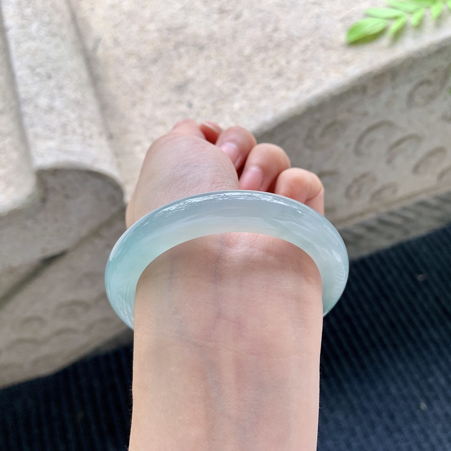 正圈52 53 圈口53.7/10/9 编码A1042827 描述冰糯飘绿，水润，种老，细腻，打灯有棉线