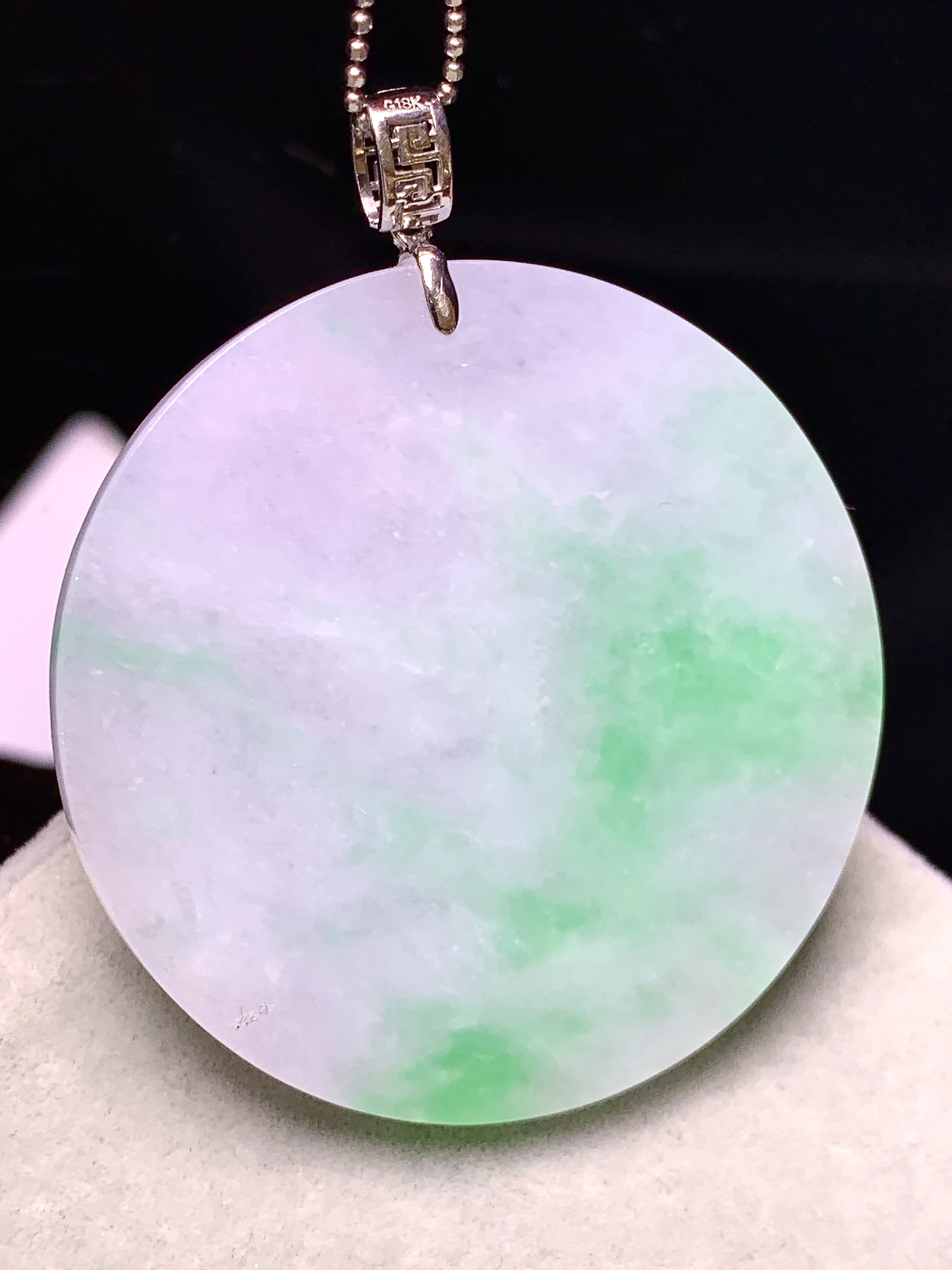 18k金镶嵌飘绿圆牌吊坠 玉质细腻 色泽艳丽清新 水润亮眼 整体尺寸48.2*40*3.2j2