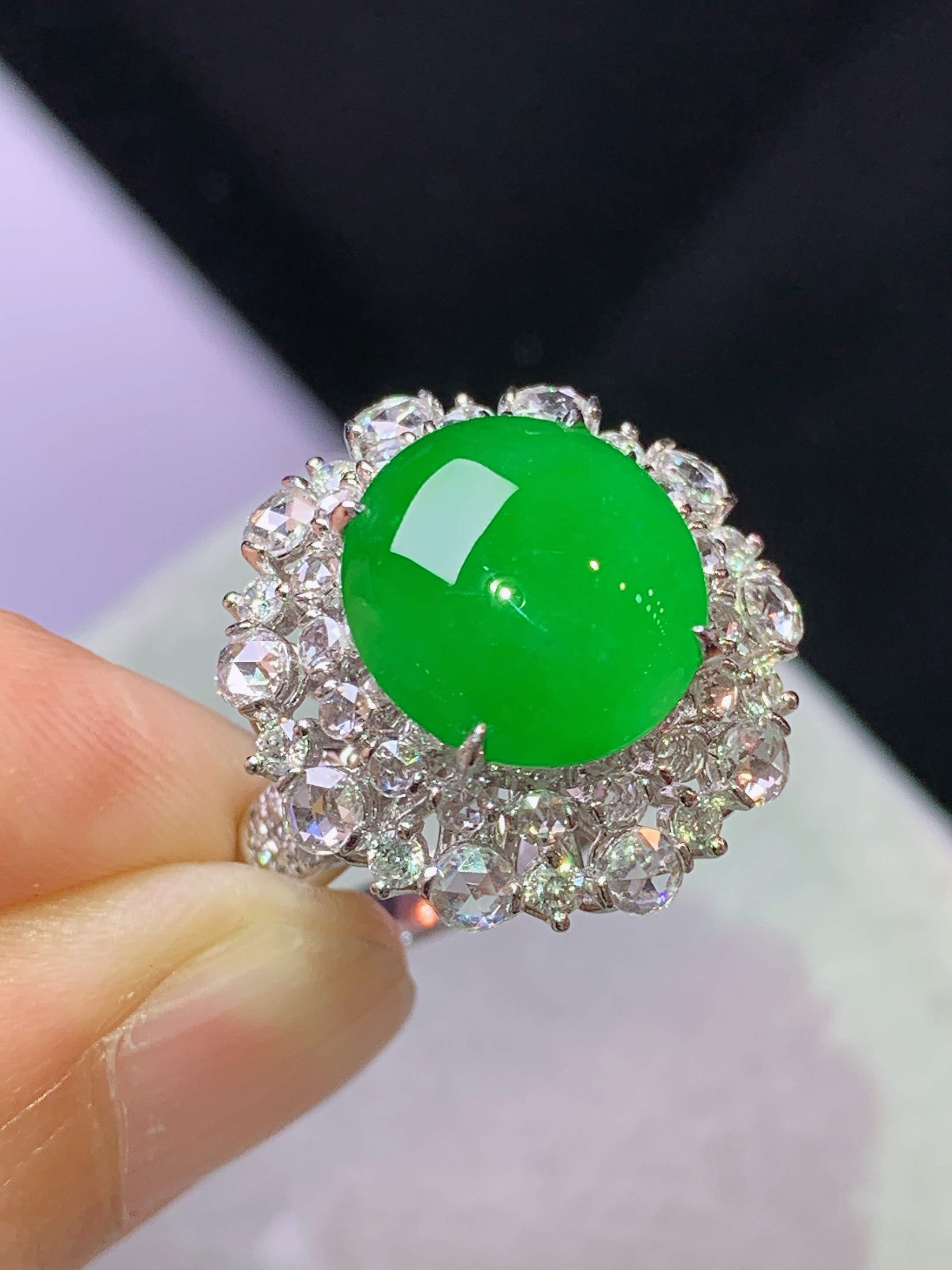 8k金钻镶嵌冰满绿蛋面戒指 玉质细腻 色泽艳丽清新 水润亮眼 圈口14.5 整体尺寸19.5*18.