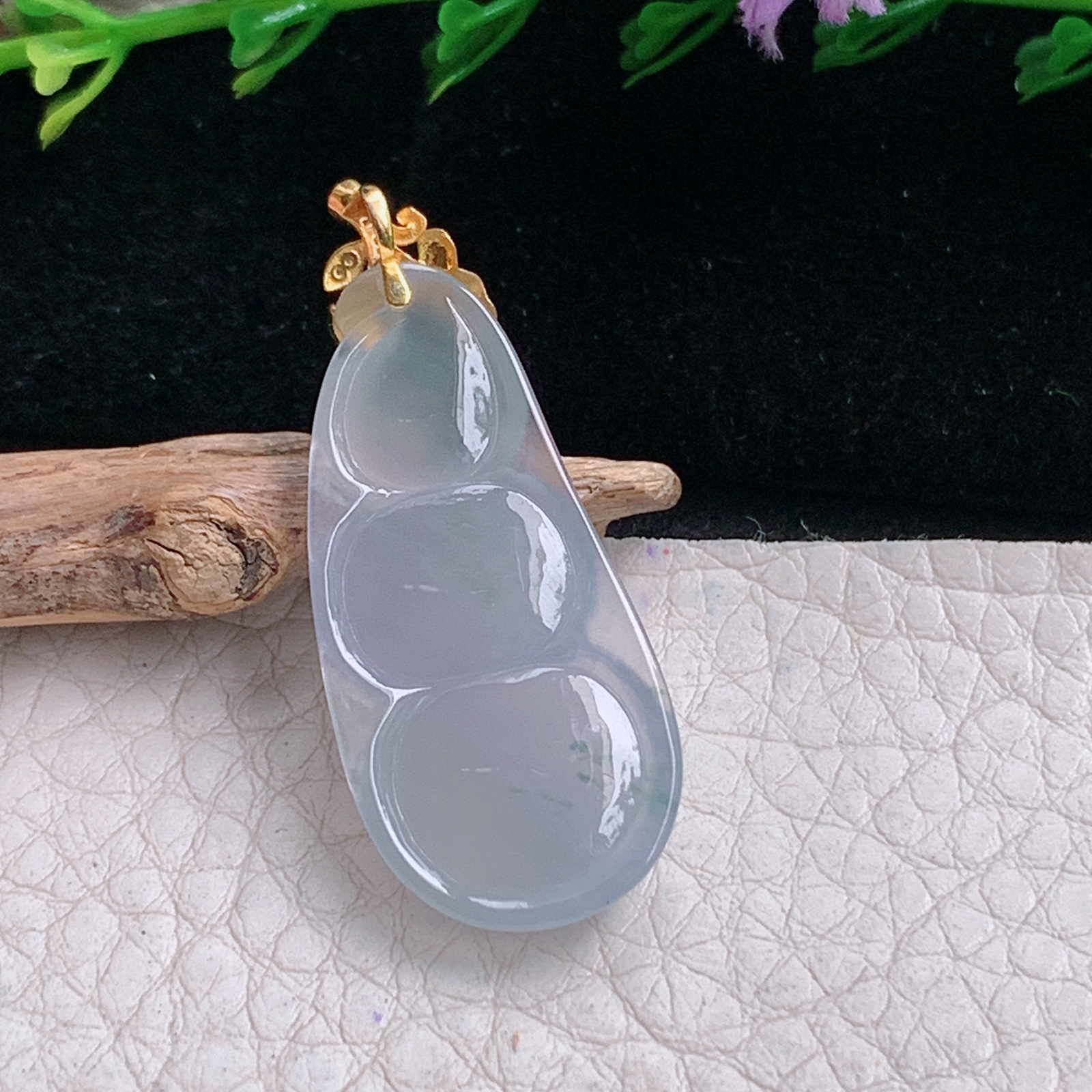 axm实拍38*15.5*5.3缅甸翡翠冰纯饱满平安豆 四季豆玉吊坠