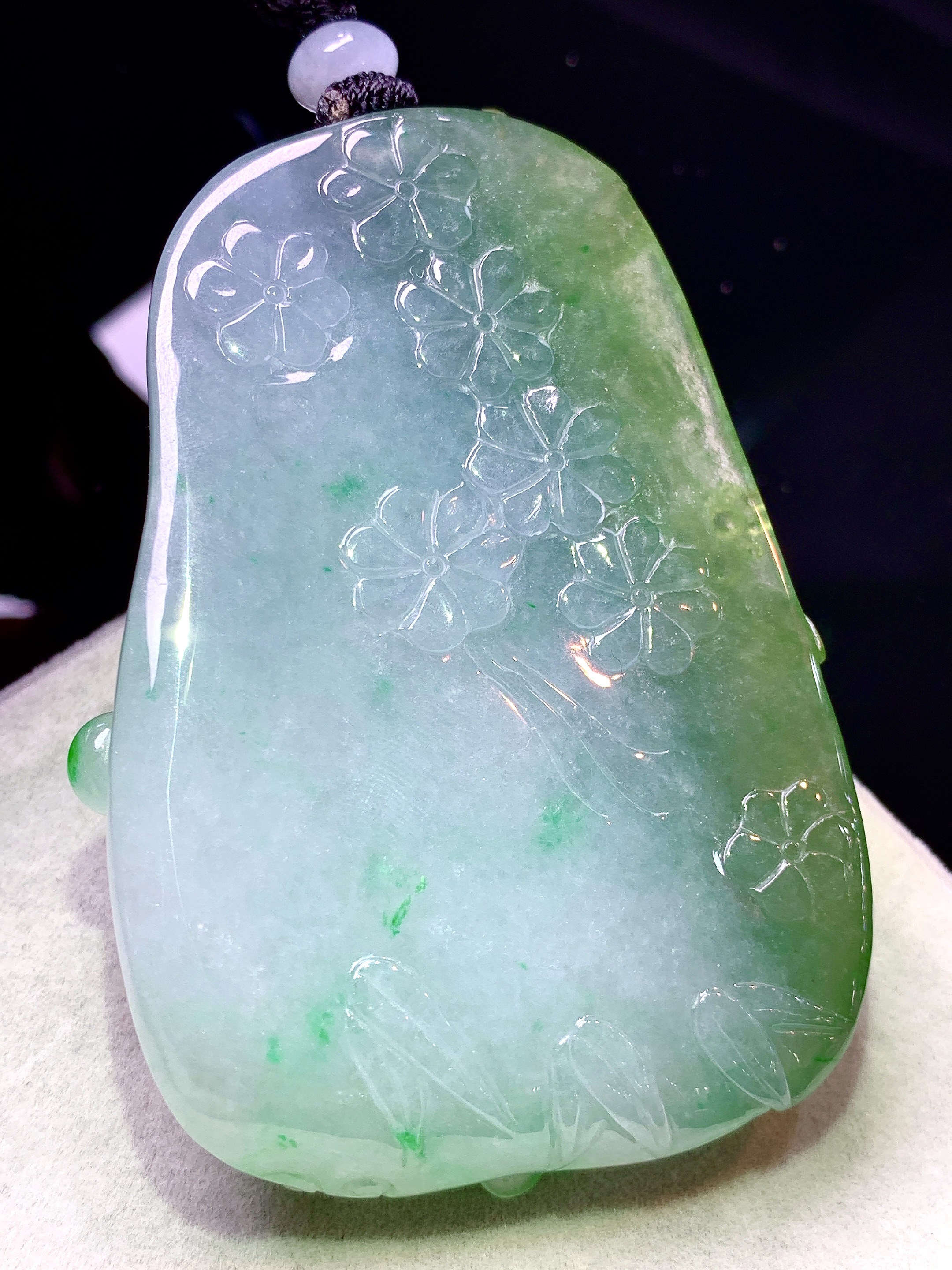 飘绿大日如来佛祖吊坠 玉质细腻 色泽艳丽清新 水润亮眼 整体尺寸73.2*51.5*18w1