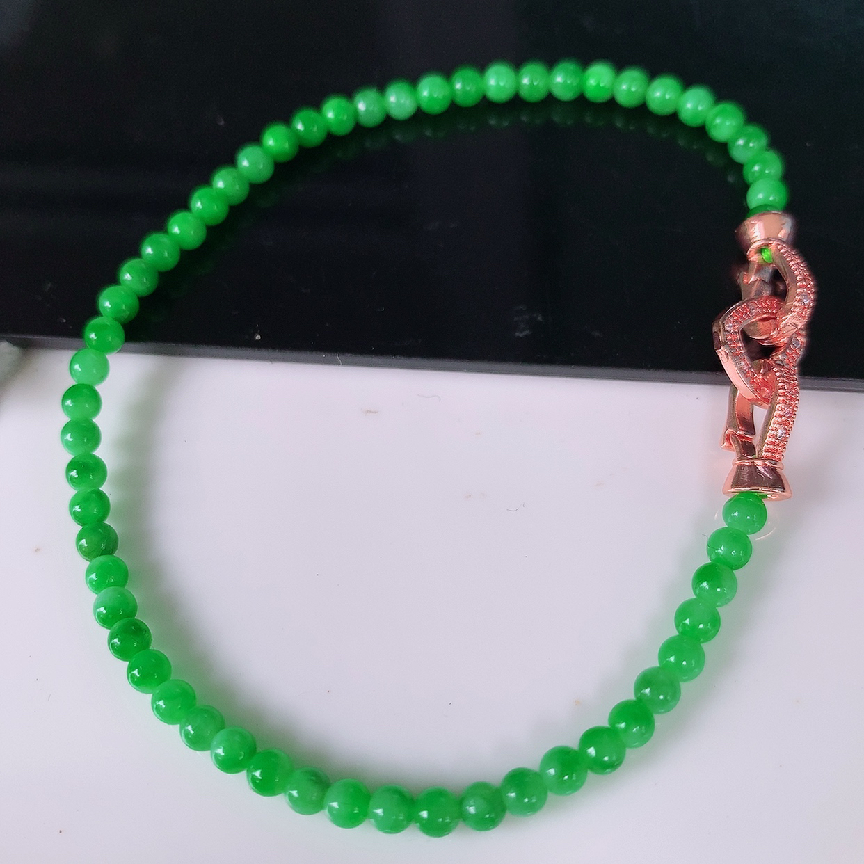 自然光实拍，冰润满绿翡翠手链， 辣绿翡翠手串，种老水足，冰清玉润  颜色漂亮  #00取一尺寸3.mm