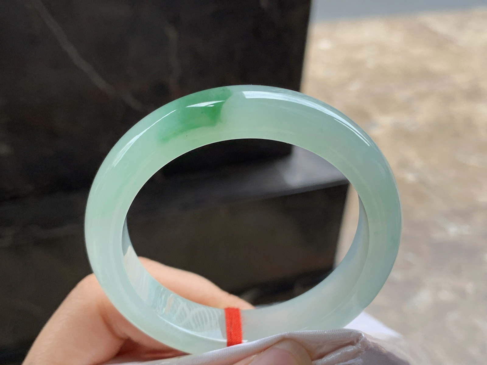 52.5-12.8-8.3

绿花手镯^_^玉质温润