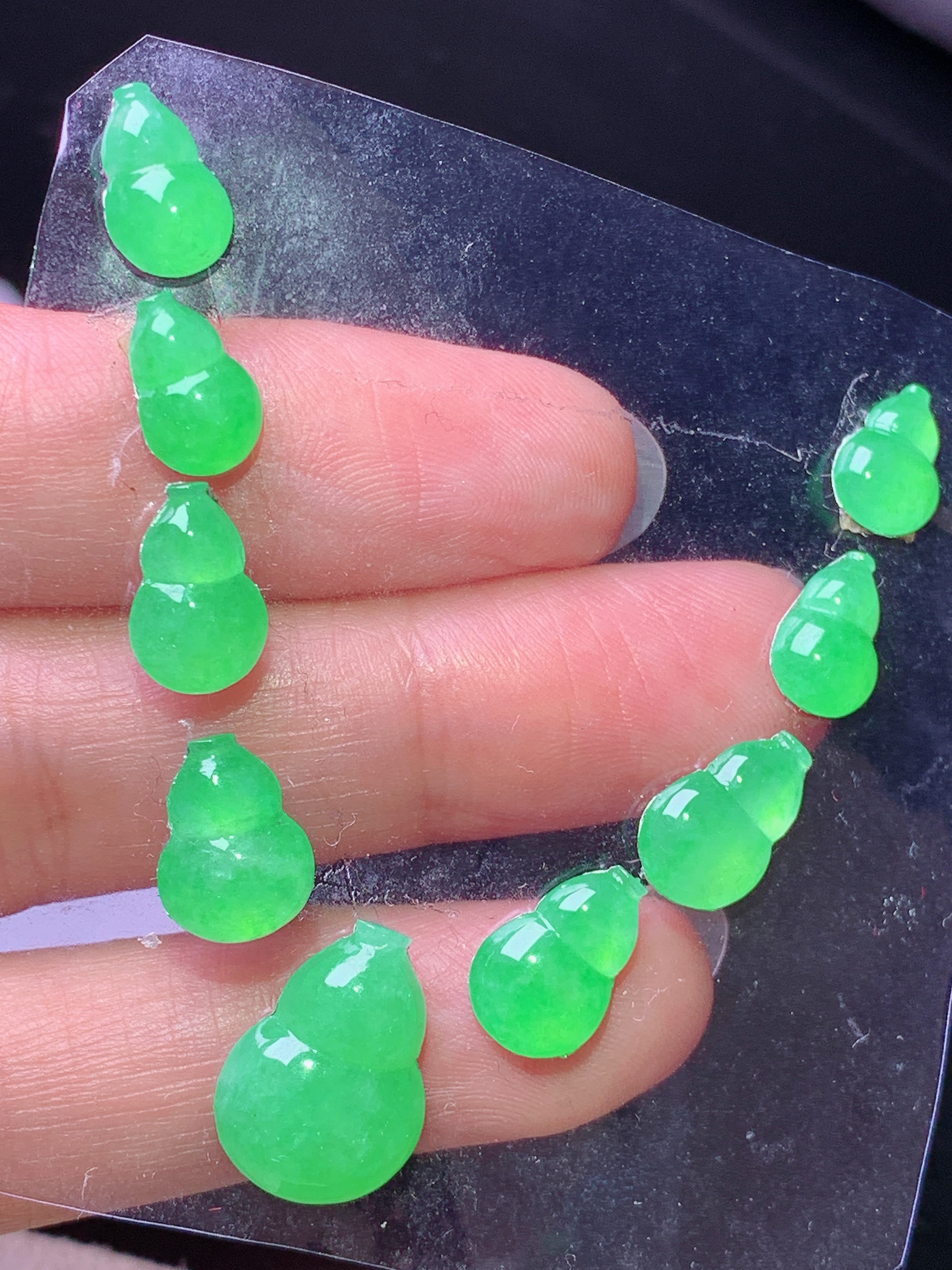 镶嵌款 冰阳绿葫芦一手 玉质细腻 色泽艳丽清新 水润亮眼 整体尺寸13.5*10.8*4.5j2