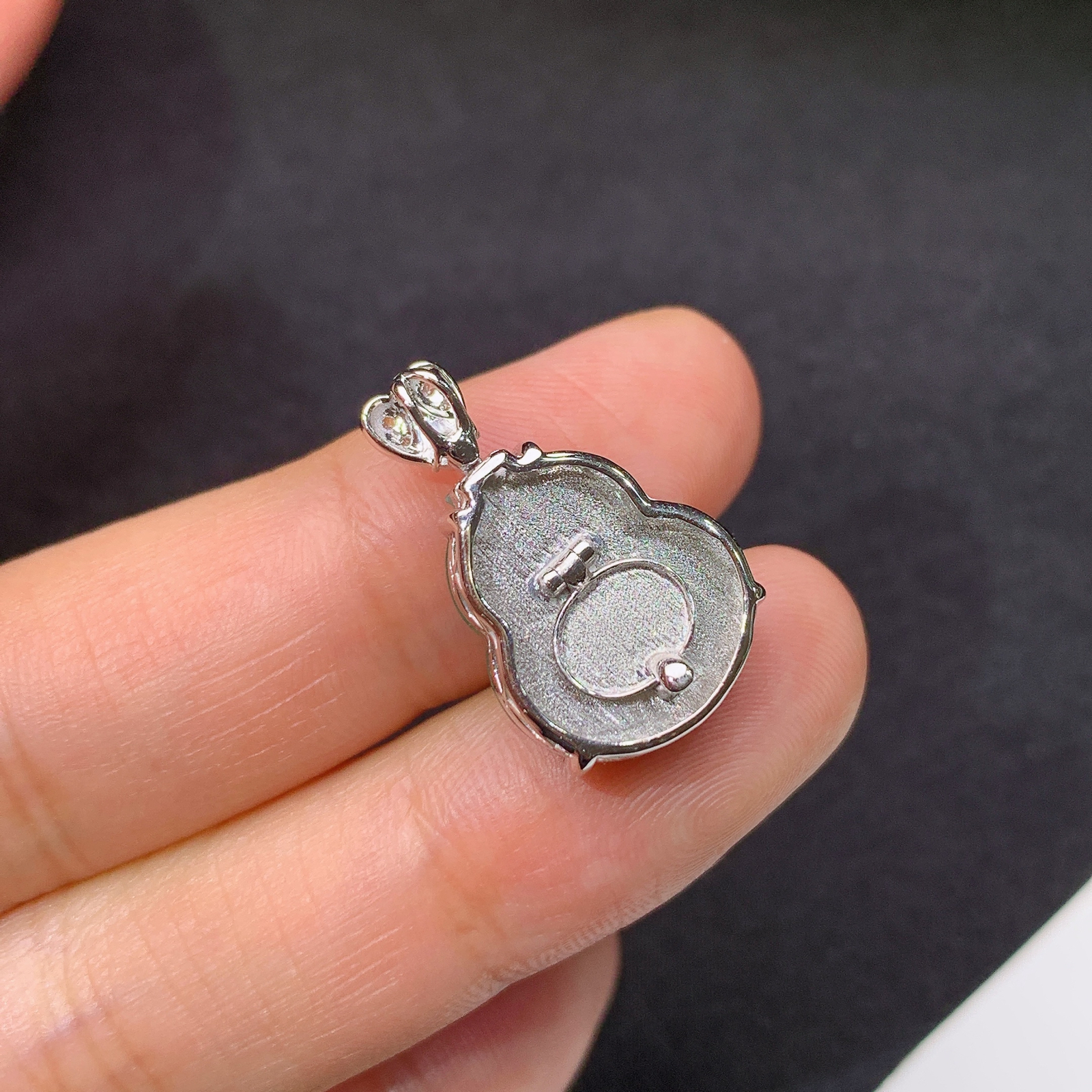 冰飘绿葫芦吊坠，18k金镶嵌，冰润细腻，色甜，种水足，Yt 尺寸21.2*12.7*6.6