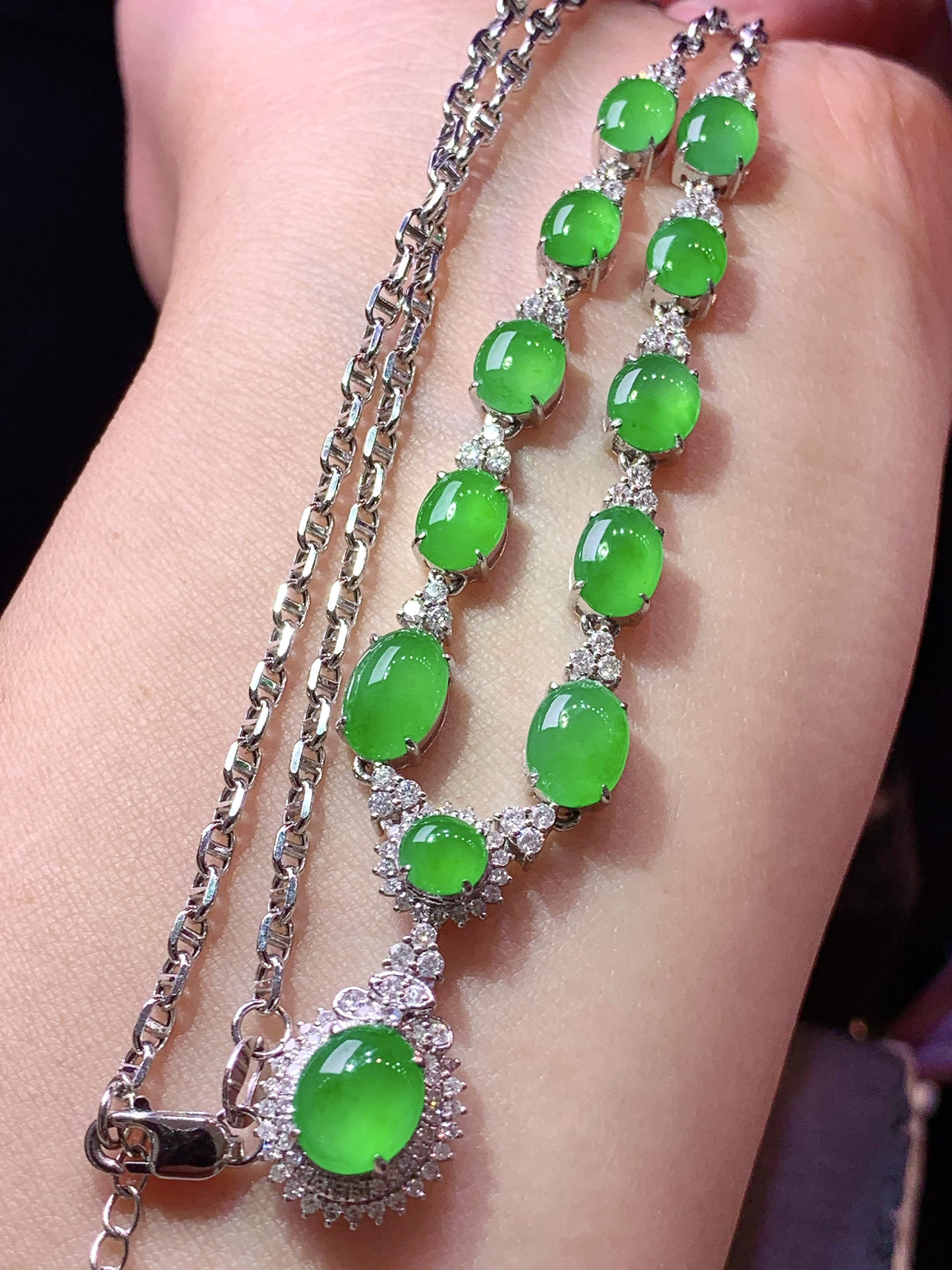 18k金钻镶嵌冰阳绿蛋面项链 玉质细腻 色泽艳丽清新 水润亮眼 整体尺寸78.5*11.2*7.3L2