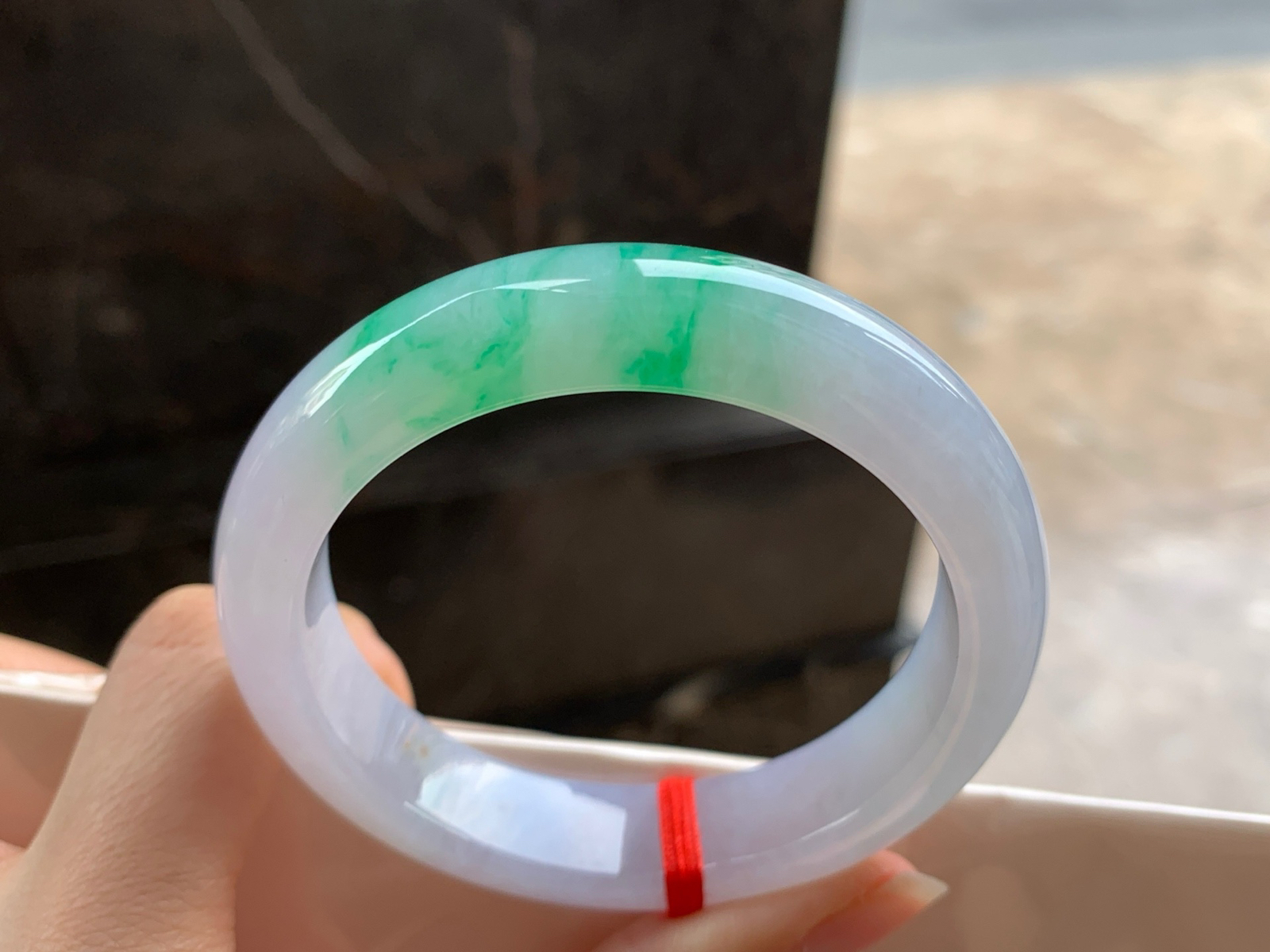 54.5-12.7-8.7

阳绿色手镯^_^玉质温润