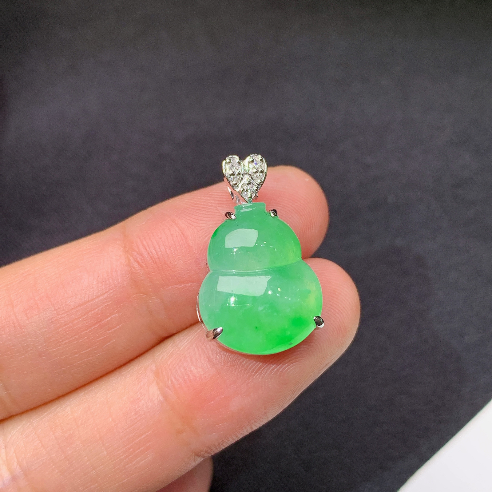 冰飘绿葫芦吊坠，18k金镶嵌，冰润细腻，色甜，种水足，Yt 尺寸21.2*12.7*6.6