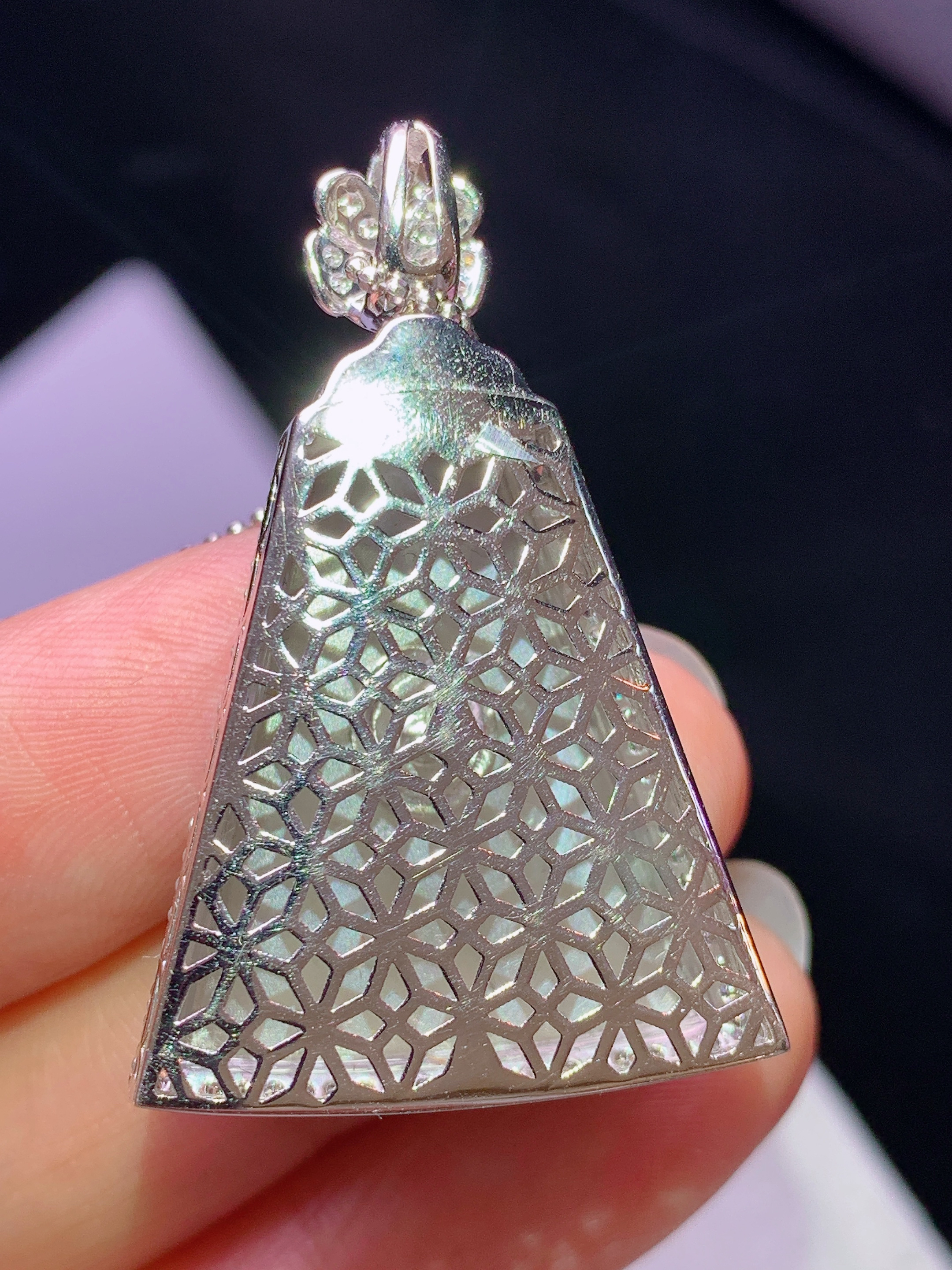 8k金钻镶嵌阳绿无事牌吊坠 玉质细腻 色泽艳丽清新 水润亮眼 整体尺寸38*24.5*9.6j2