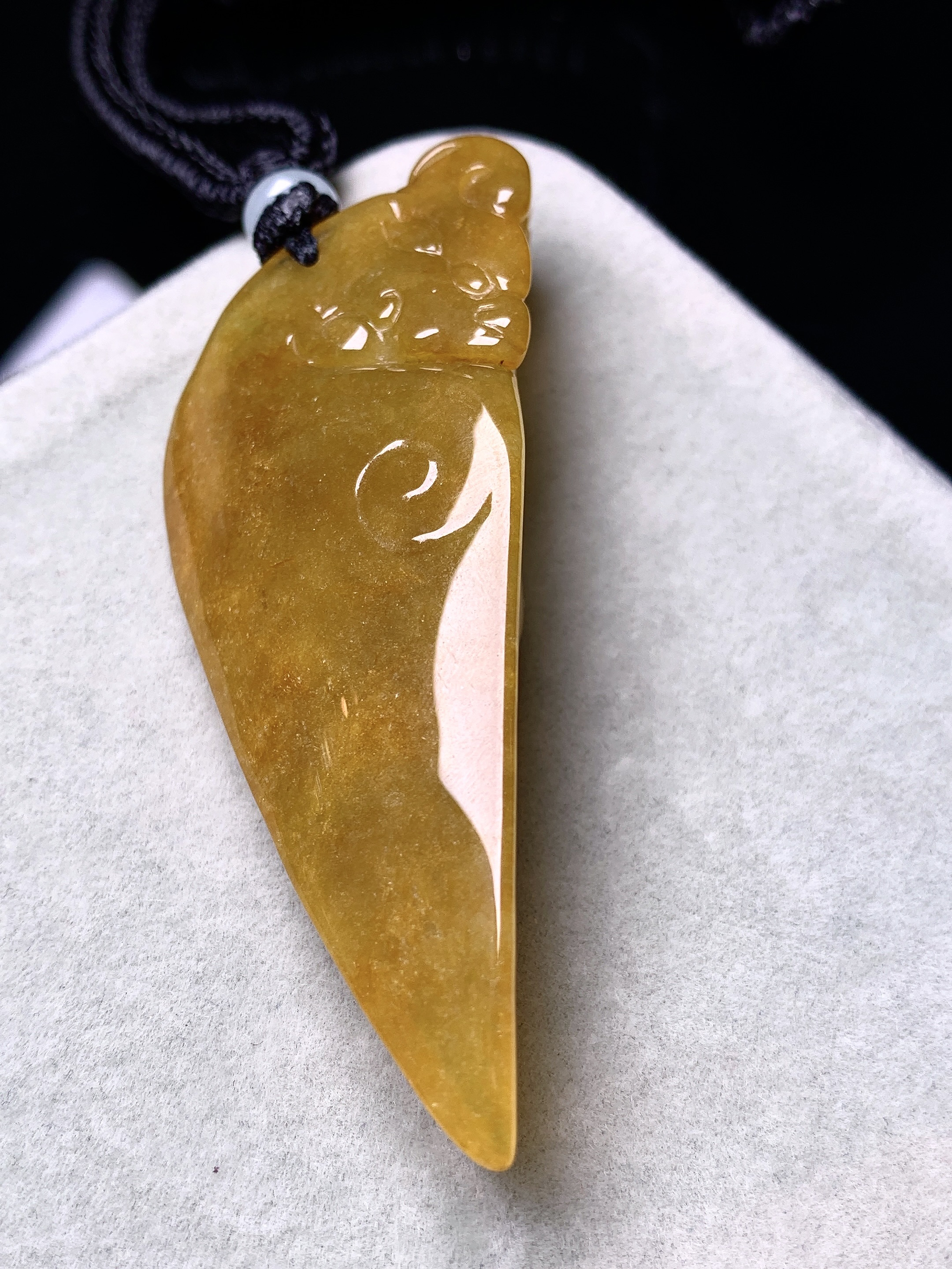 黄翡逍遥佛公吊坠 玉质细腻 色泽艳丽清新 水润亮眼 整体尺寸67.2*28.5*17.8L1