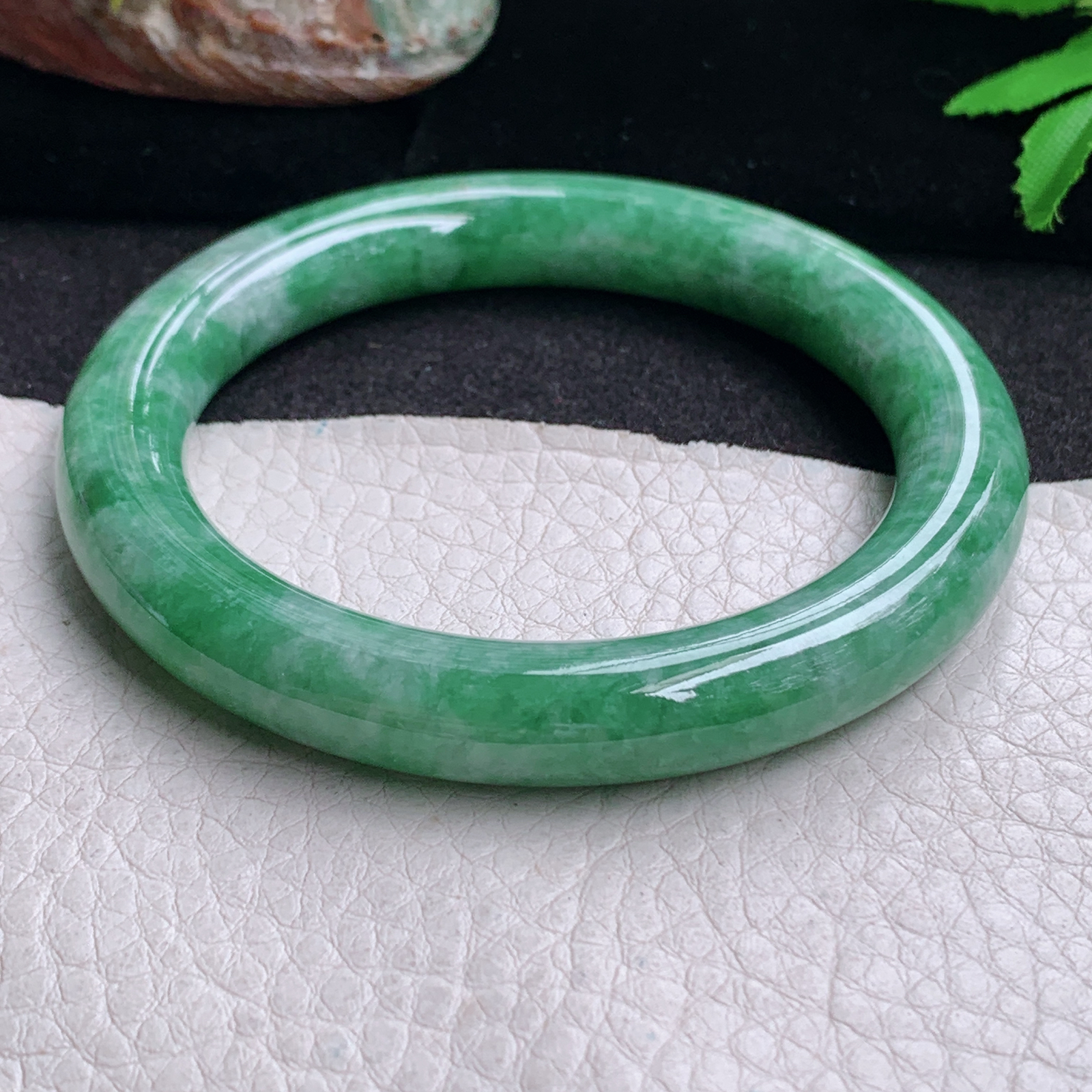 n实拍56*10美人镯 缅甸翡翠a货手镯满绿水润圆条叮当镯