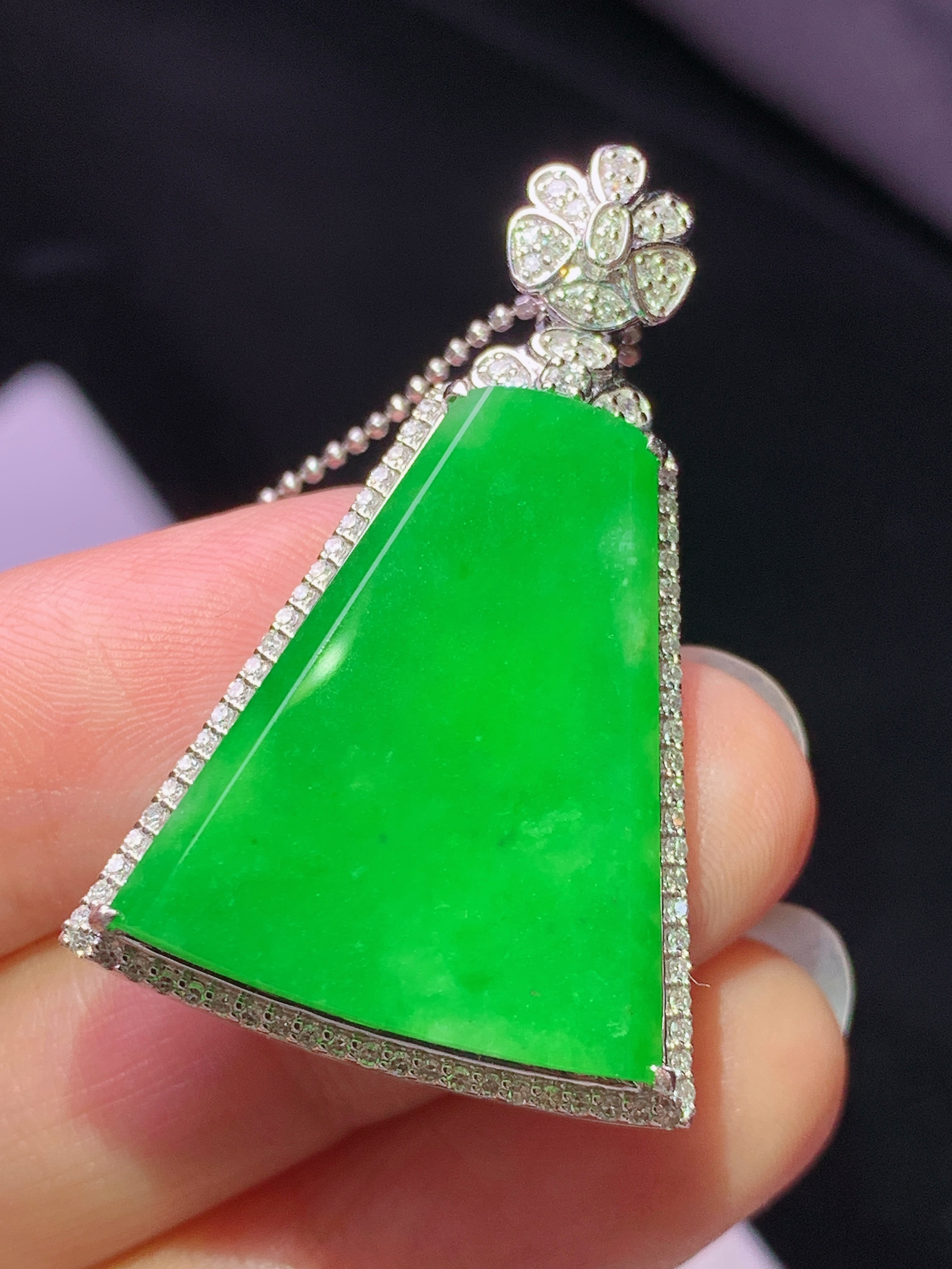 8k金钻镶嵌阳绿无事牌吊坠 玉质细腻 色泽艳丽清新 水润亮眼 整体尺寸38*24.5*9.6j2