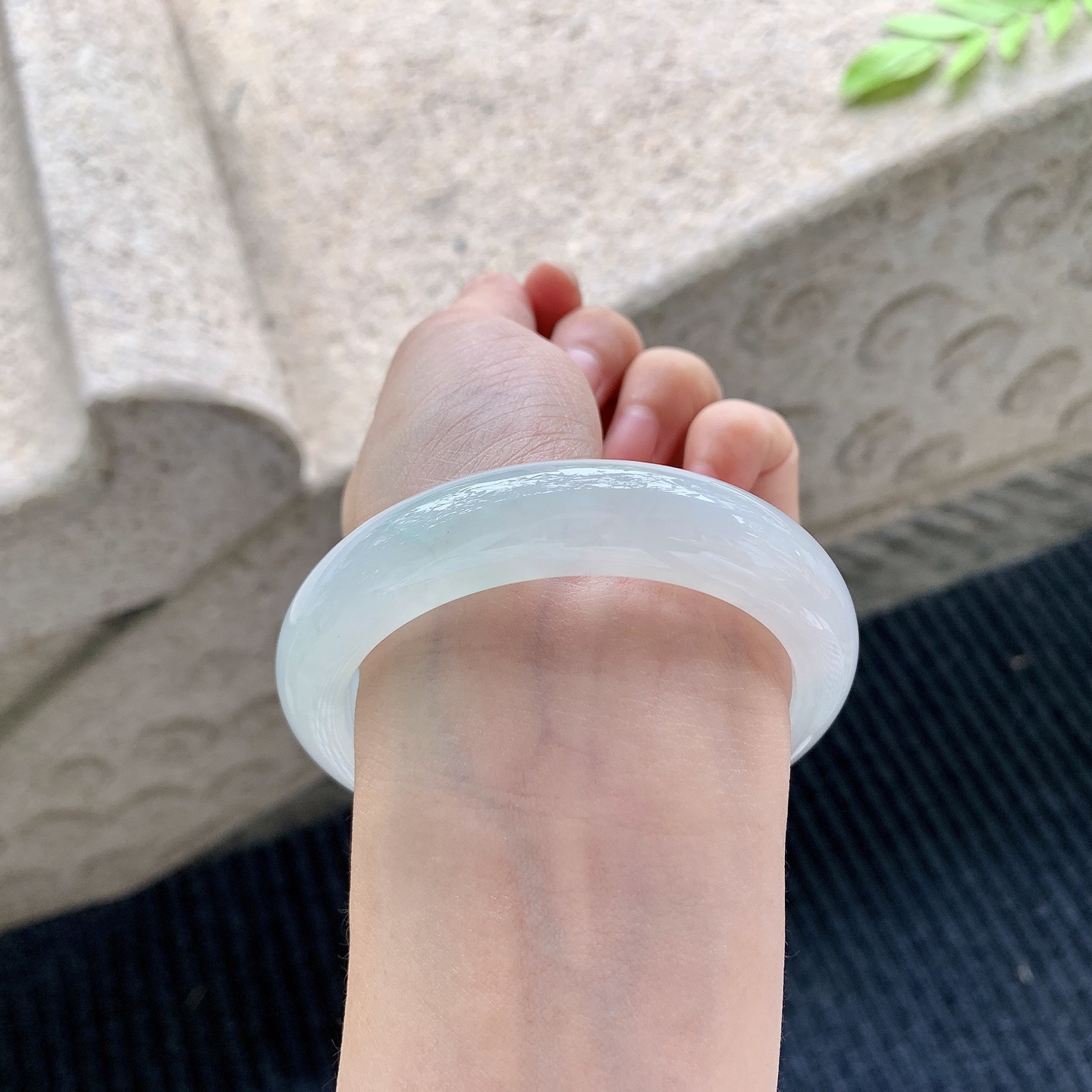 正圈55 56，圈口56.6/13/8.8，编码A1080961，描述：糯冰底色，水润，种老，细腻，无裂。