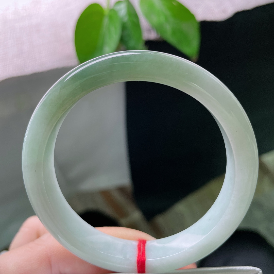 56.1/11.6/7.9，油绿底正圈，青白配色，撞色撩人，水润，细腻，无裂，ss49194a