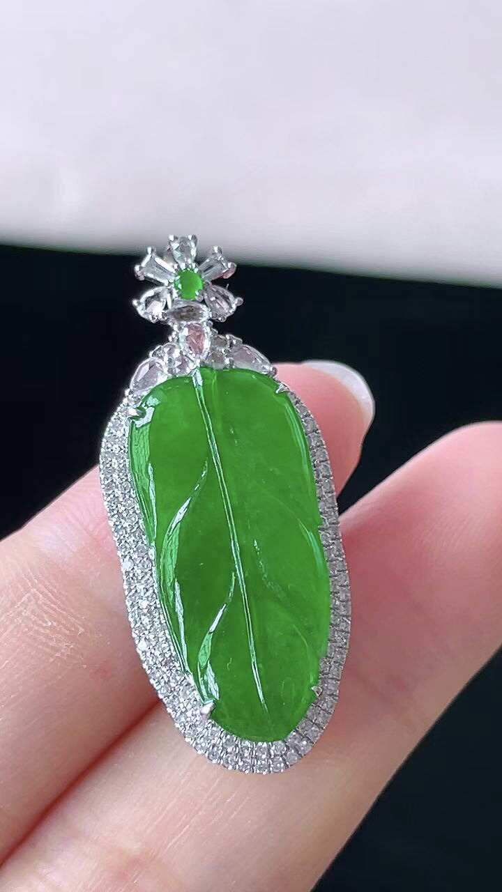 【翡翠名称】18K金镶钻冰辣阳绿叶子吊坠
【翡翠尺寸】含金34.7/14.5/6.5mm
【翡翠描述