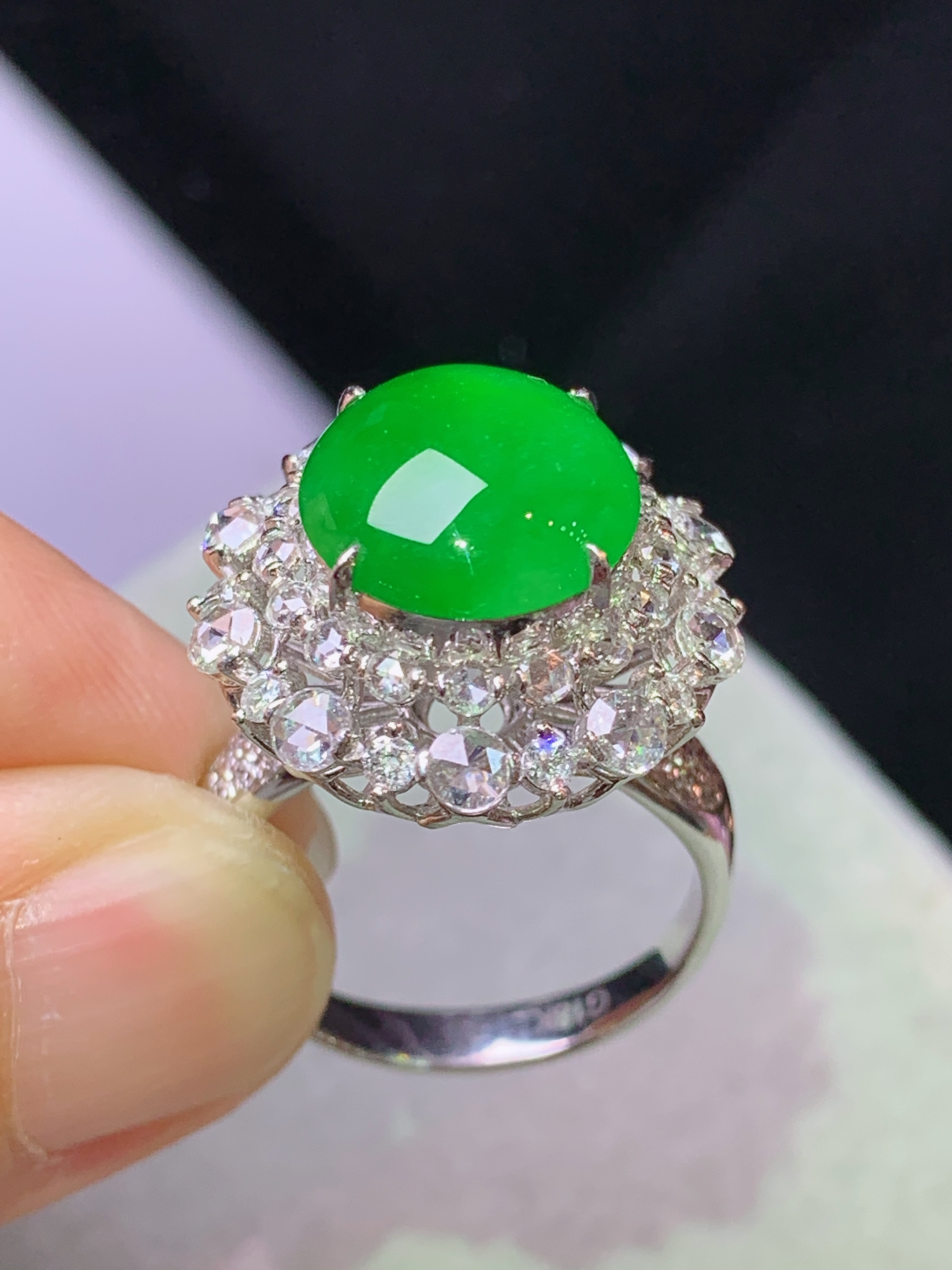 8k金钻镶嵌冰满绿蛋面戒指 玉质细腻 色泽艳丽清新 水润亮眼 圈口14.5 整体尺寸19.5*18.5*13L3