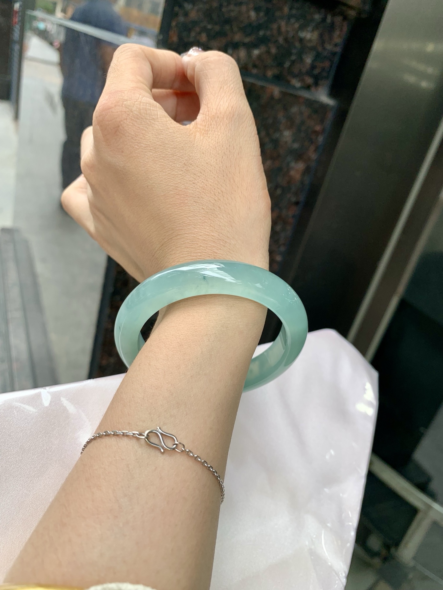 冰晴正圈，54.2/8.2/12，0427-N555，打灯棉线，底妆冰透水润，满圈淡雅晴绿，像初春嫩芽落入清泉，均匀柔和，抬眼就是一片宁静感