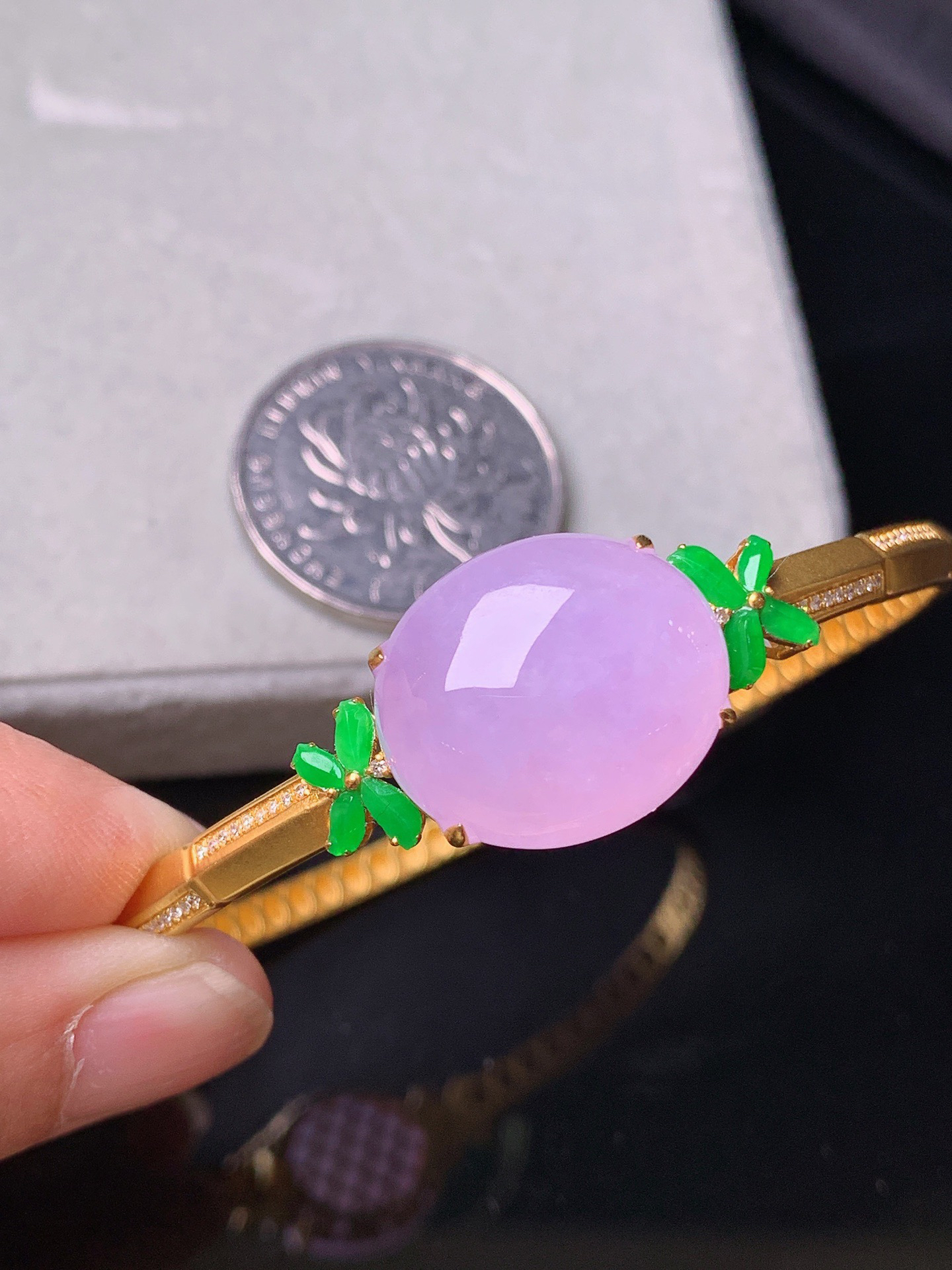 18k金钻镶嵌紫罗兰蛋面手镯 玉质细腻 色泽艳丽清新 圈口57.5 裸石尺寸15.8*18.3*7.3x2