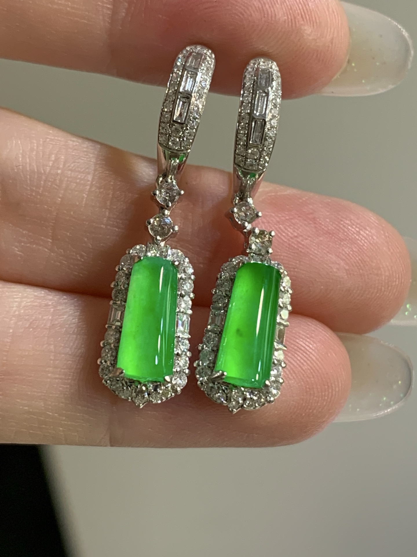 ️，18k金镶嵌马鞍耳坠，飘花灵动，种老细腻形体佳，尺寸：成品：33.4/7.6/5.8，裸石：10.2/4.4，c82426