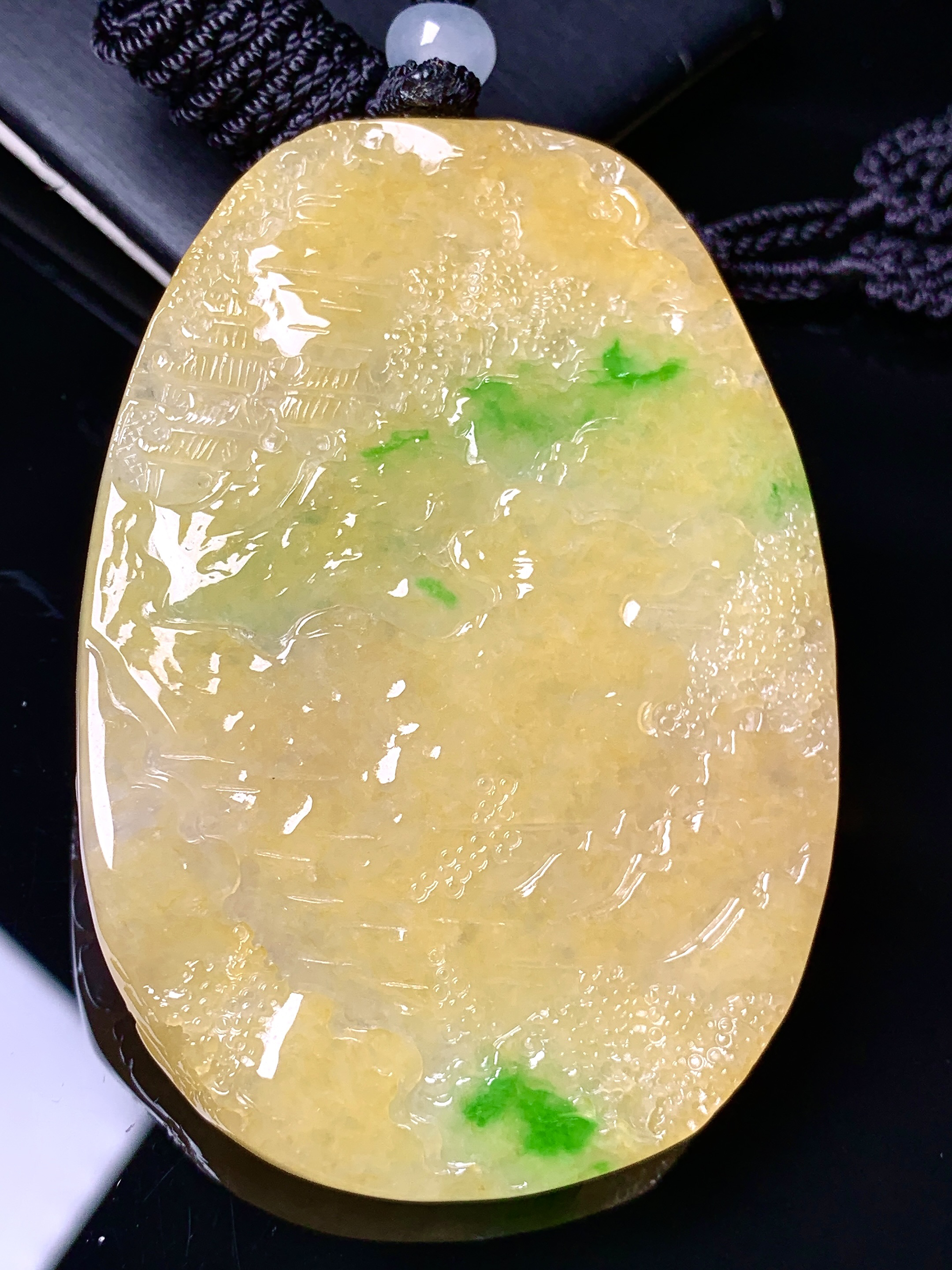 飘绿黄翡山水财神吊坠 玉质细腻 色泽艳丽清新 水润亮眼 整体尺寸73.3*51.8*11.5w1