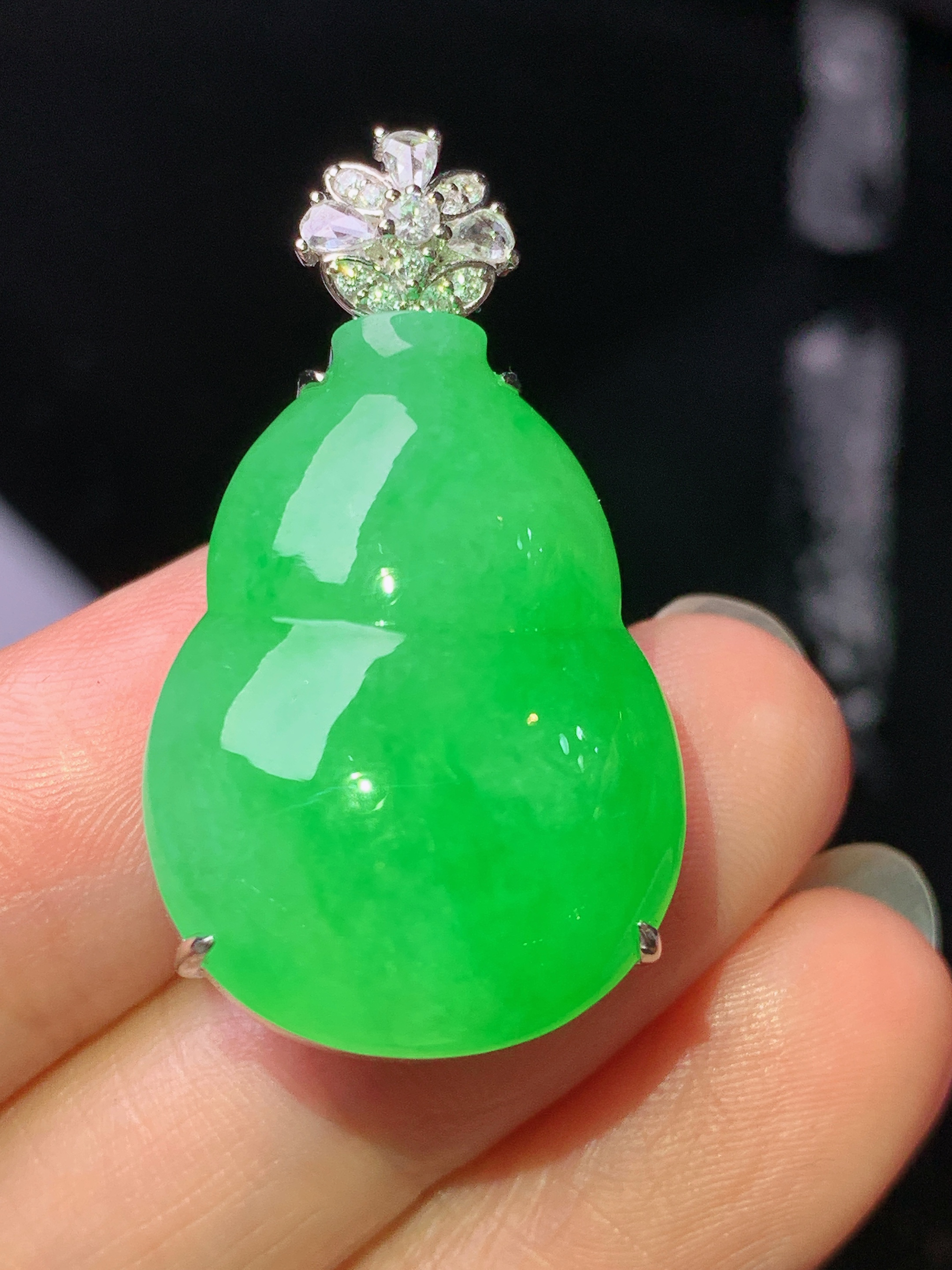 18k金钻镶嵌阳绿葫芦吊坠 玉质细腻 色泽艳丽清新 水润亮眼 整体尺寸33.8*18.8*13.2L2