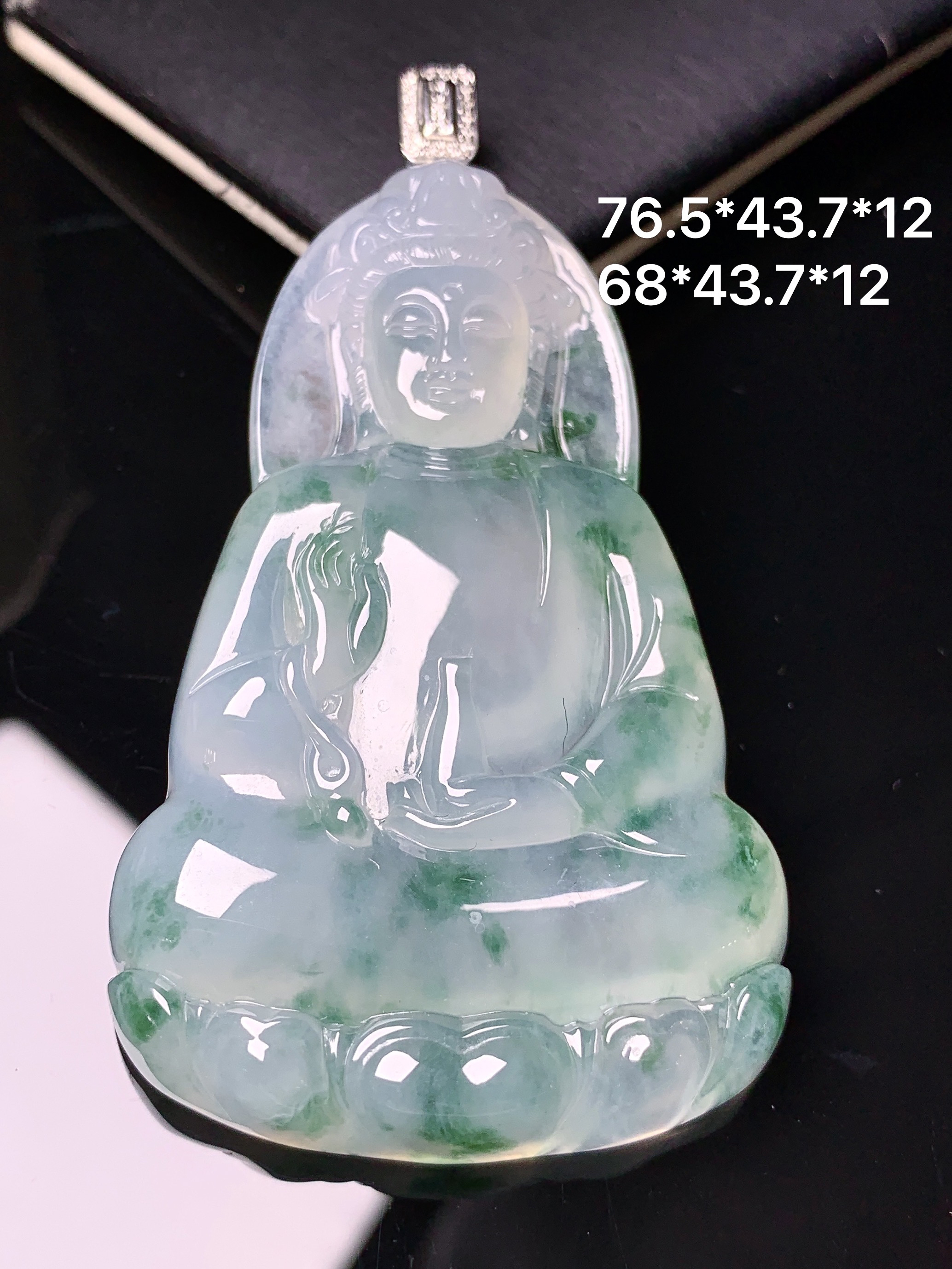 18k金钻镶嵌冰种飘绿观音菩萨吊坠 玉质细腻 色泽艳丽清新 水润亮眼 整体尺寸76.5*43.7*12L1