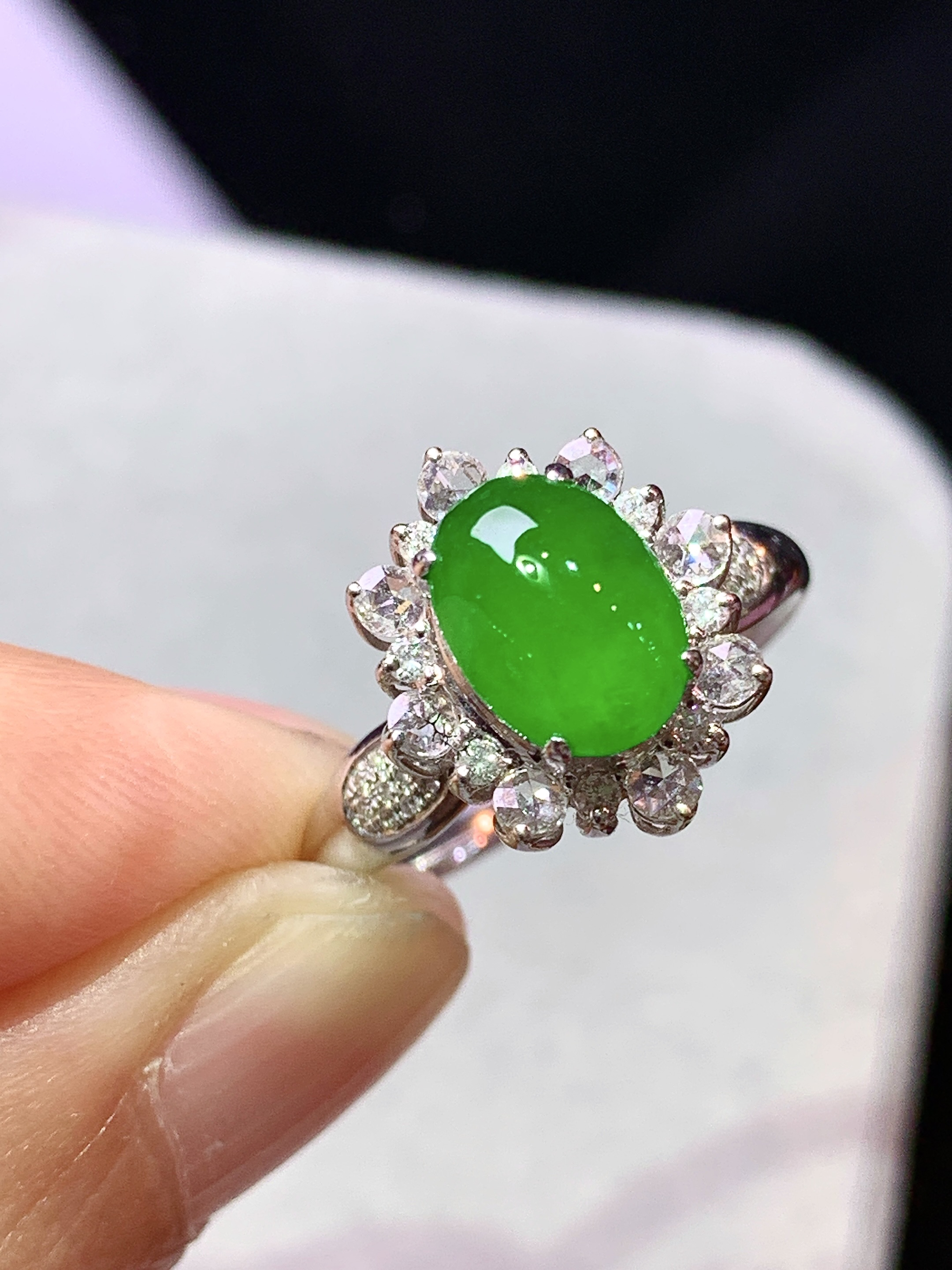 8k金钻镶嵌冰种满绿蛋面戒指 玉质细腻 色泽艳丽清新 水润亮眼 圈口14 整体尺寸13.3*12*1