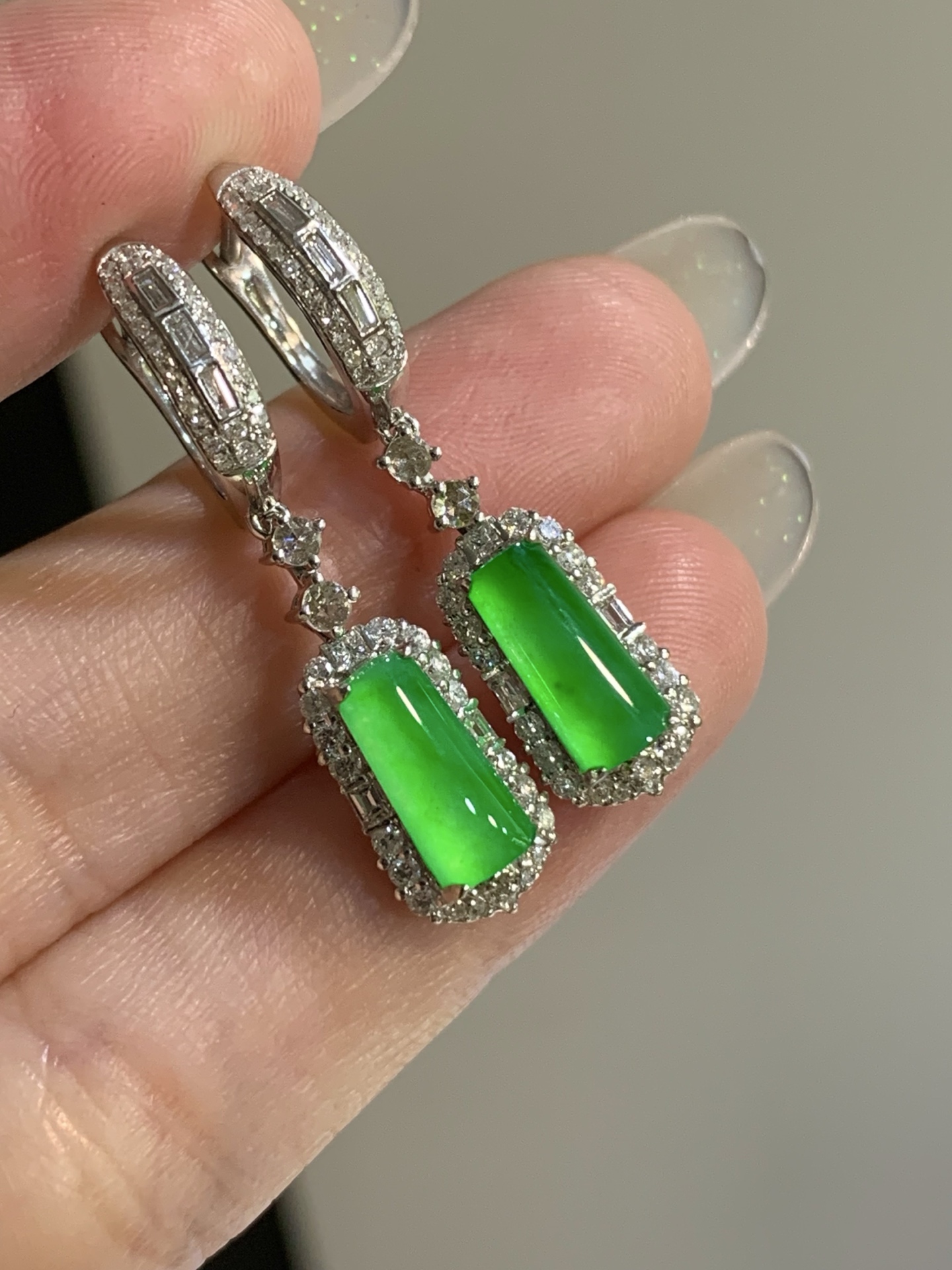 ️，18k金镶嵌马鞍耳坠，飘花灵动，种老细腻形体佳，尺寸：成品：33.4/7.6/5.8，裸石：10.2/4.4，c82426