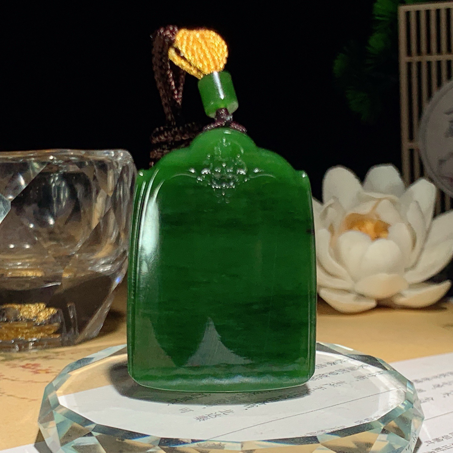 和田玉阳绿俄罗斯碧玉平安无事牌挂件 尺寸45/33/9重33.5克，玉质细腻油润 底色纯净 脂粉好，