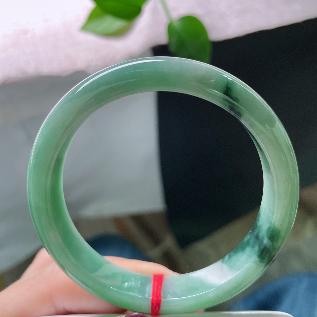 56.6/11.8/7.4飘花正圈，水润细腻，一抹蓝底花，倾心贵气，无裂，ss51324a