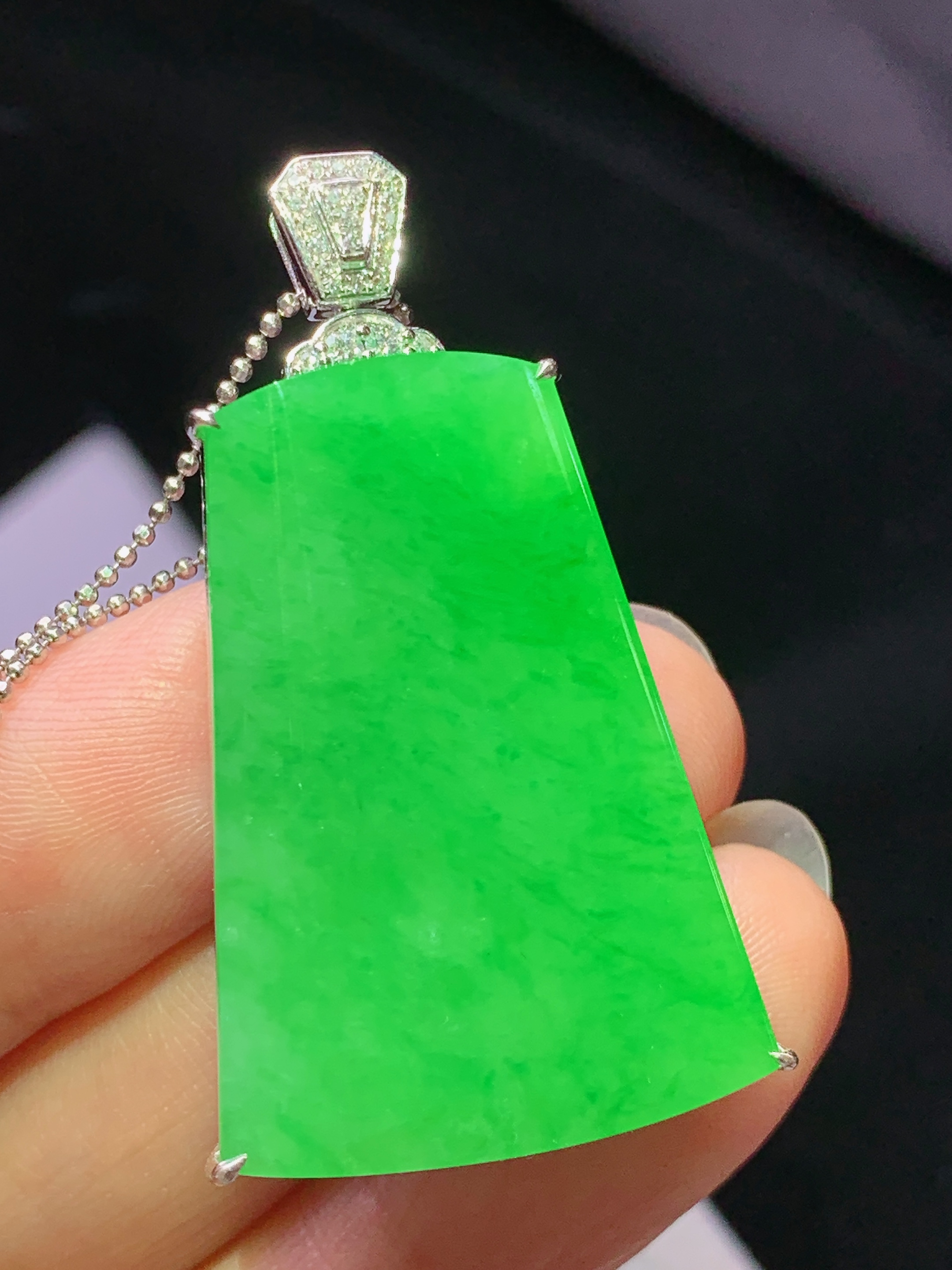 8k金钻镶嵌冰阳绿无事牌吊坠 玉质细腻 色泽艳丽清新 水润亮眼 整体尺寸42.6*23*7.2j2
