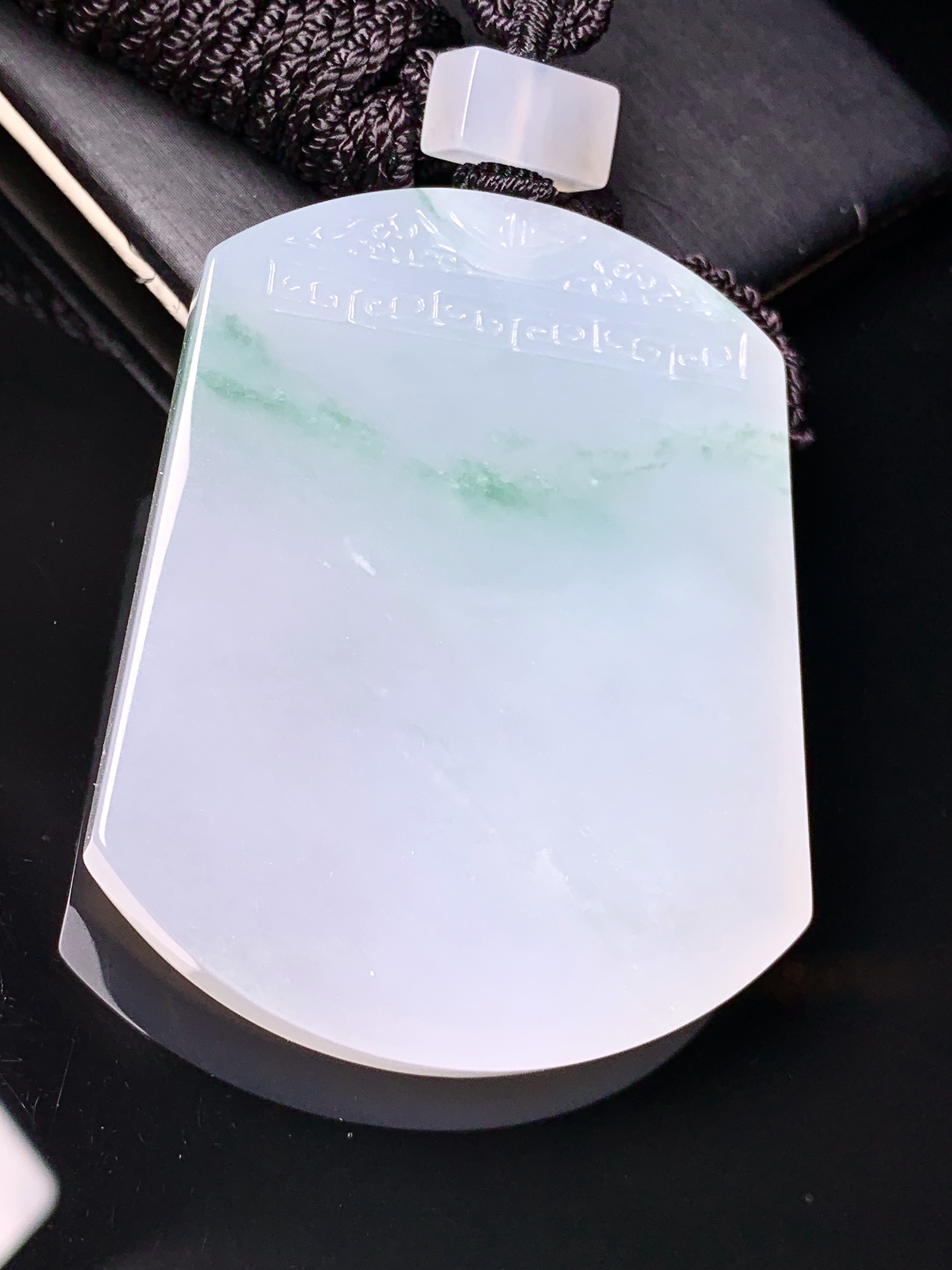 飘绿无事牌吊坠 玉质细腻 色泽艳丽清新 水润亮眼 整体尺寸52.2*41.3*6.2L1