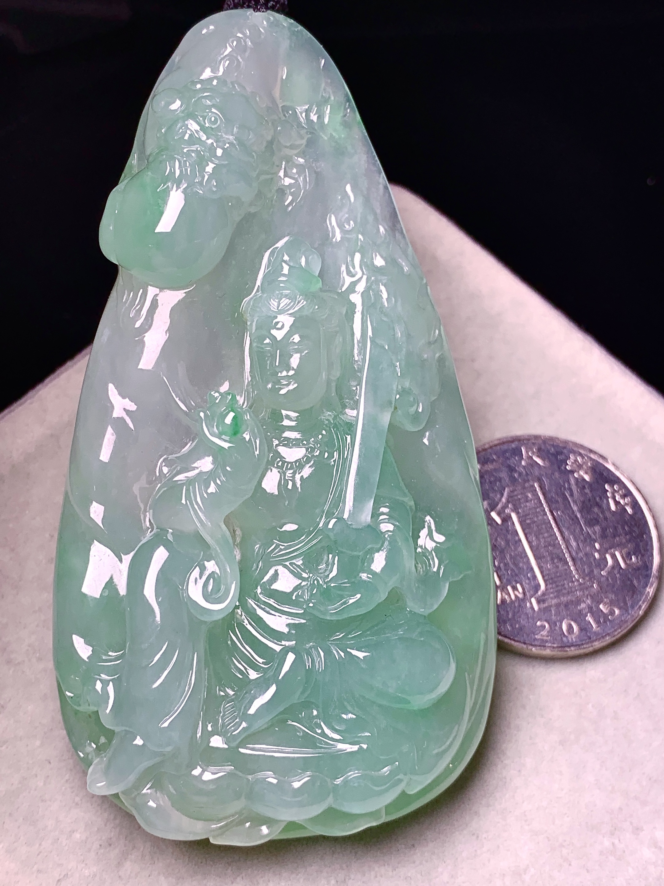 飘绿观音菩萨吊坠 玉质细腻 色泽艳丽清新 水润亮眼 整体尺寸79*42.2*13L1