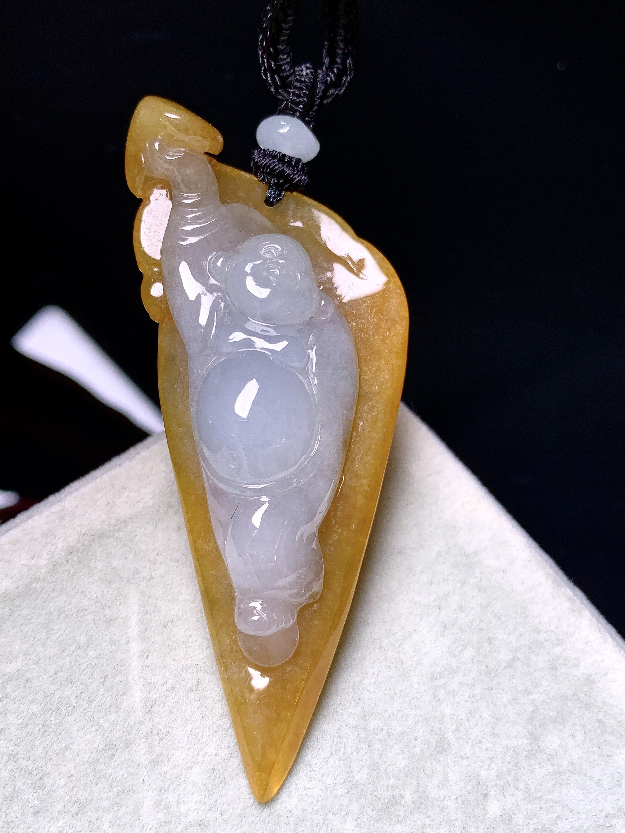 黄翡逍遥佛公吊坠 玉质细腻 色泽艳丽清新 水润亮眼 整体尺寸67.2*28.5*17.8L1