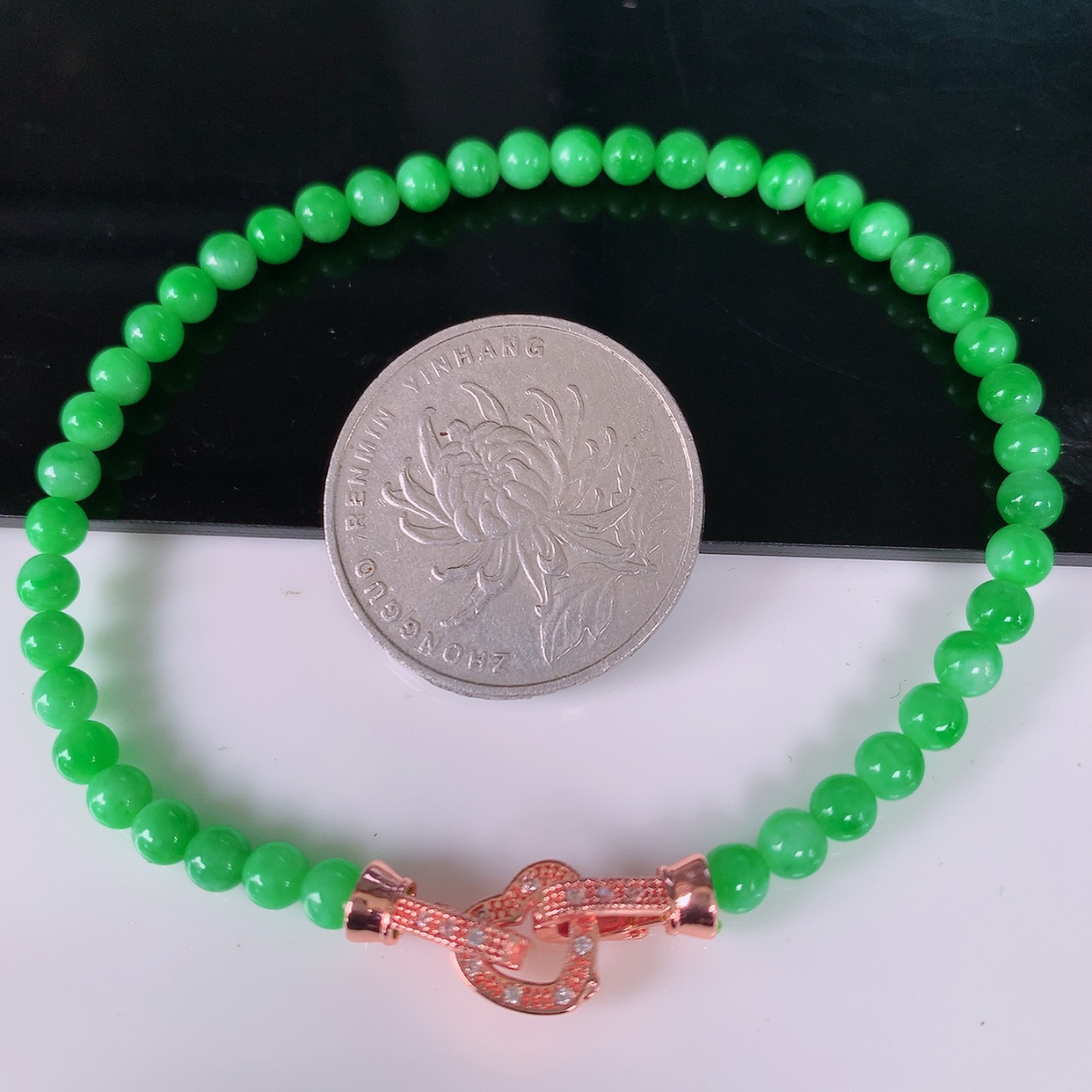 自然光实拍，冰润满绿翡翠手链， 辣绿翡翠手串，种老水足，冰清玉润  颜色漂亮  #084取一尺寸3.9mm