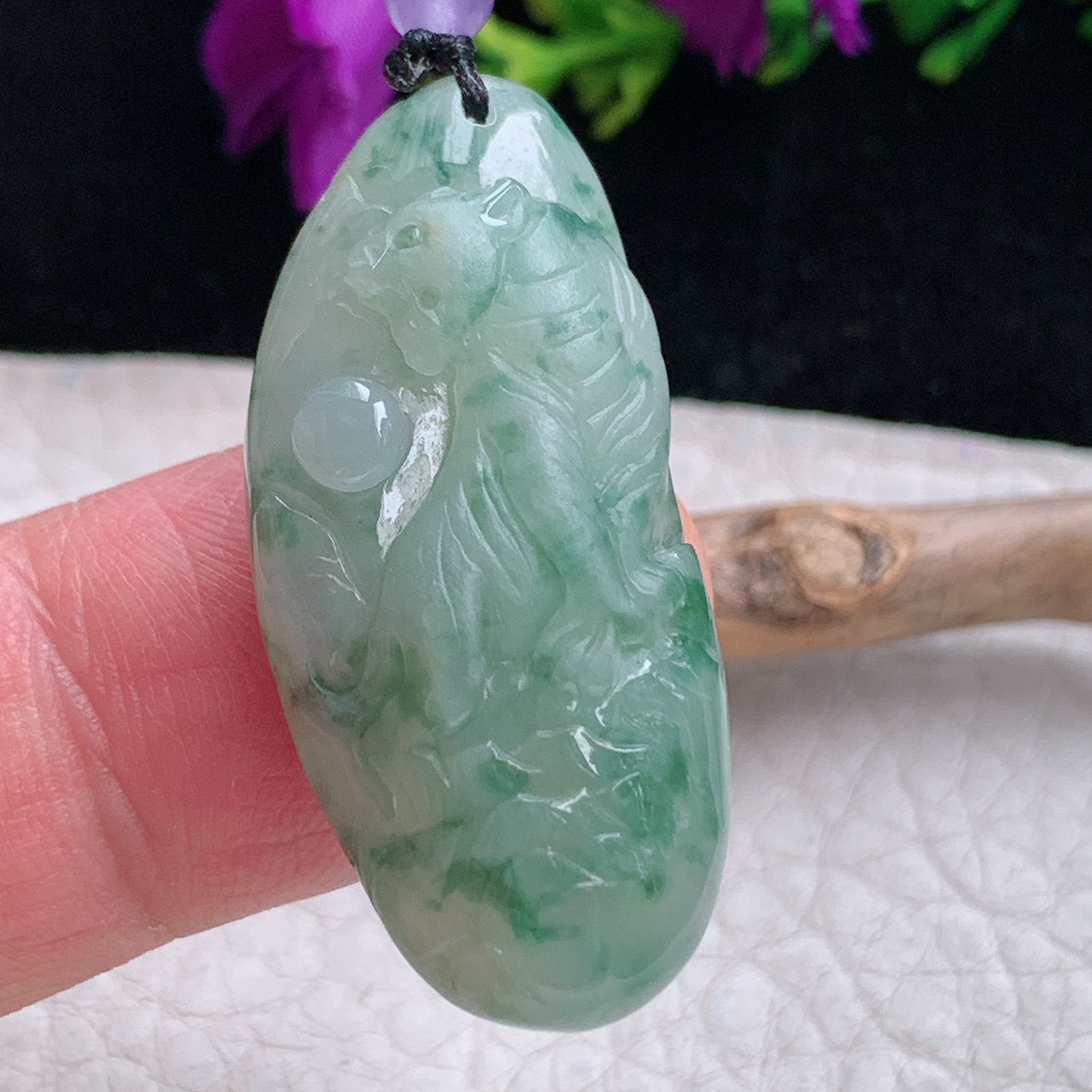 t实拍37.5*17*9.2缅甸翡翠A货精雕冰飘花上山虎 生肖虎玉吊坠 玉挂件