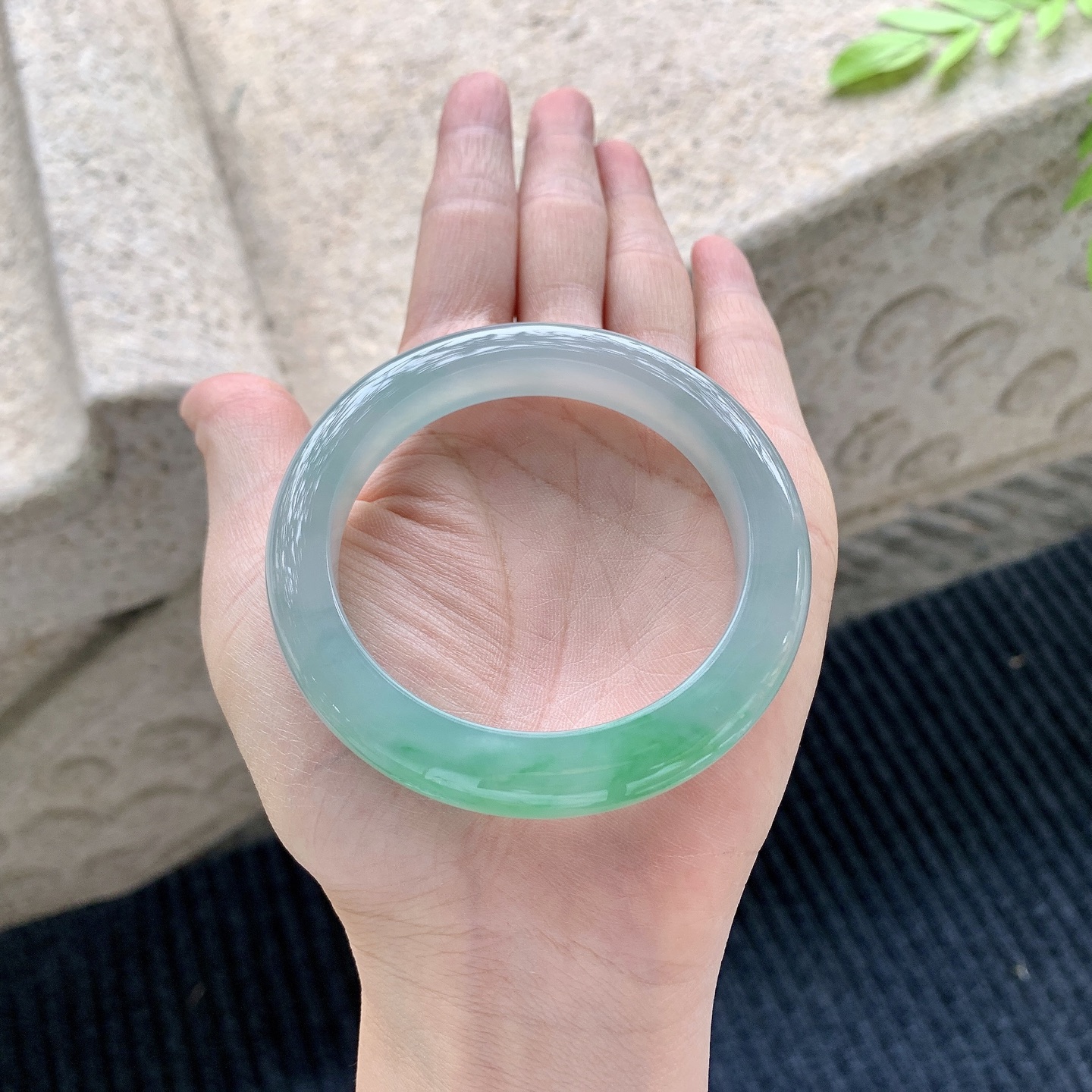 正圈52 53 圈口53.7/10/9 编码A1042827 描述冰糯飘绿，水润，种老，细腻，打灯有