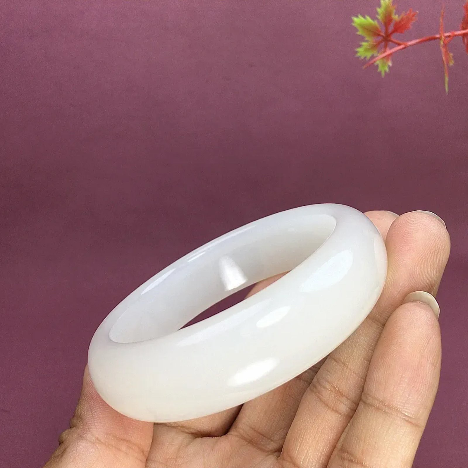 59圈口和田玉羊脂白宽版手镯，镯型古朴典雅。在诗情画意的雨巷相遇，你是我腕间的一抹风情，有你眸有深情.清风荡漾湖间静水，我愿俯身低眉，在烟波涟漪处寻