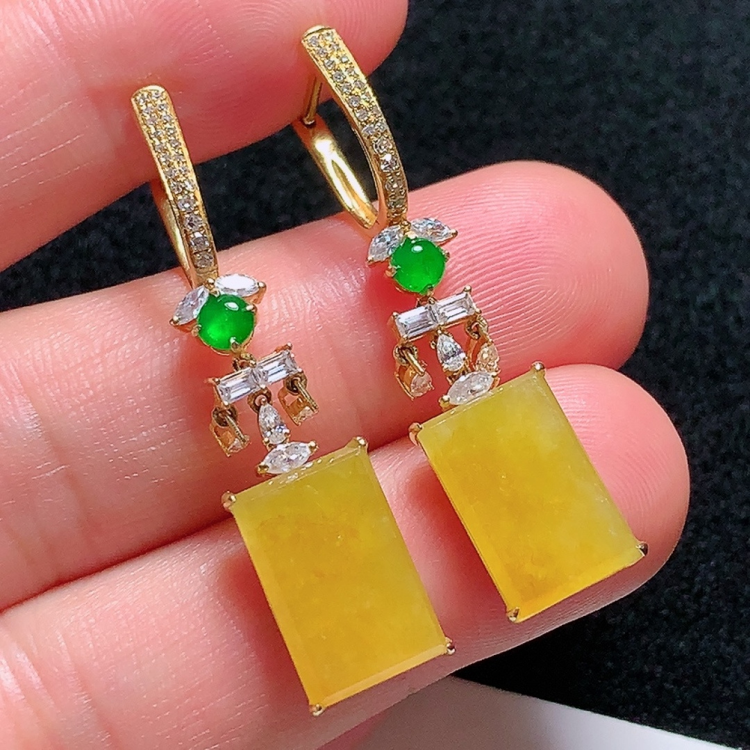 ️18k金镶嵌冰种黄翡无事牌耳坠，种老水头好，又冰又润，饱满无裂：40.2/8.8/4.5mm裸石：13.6/9/2.7mm，编号