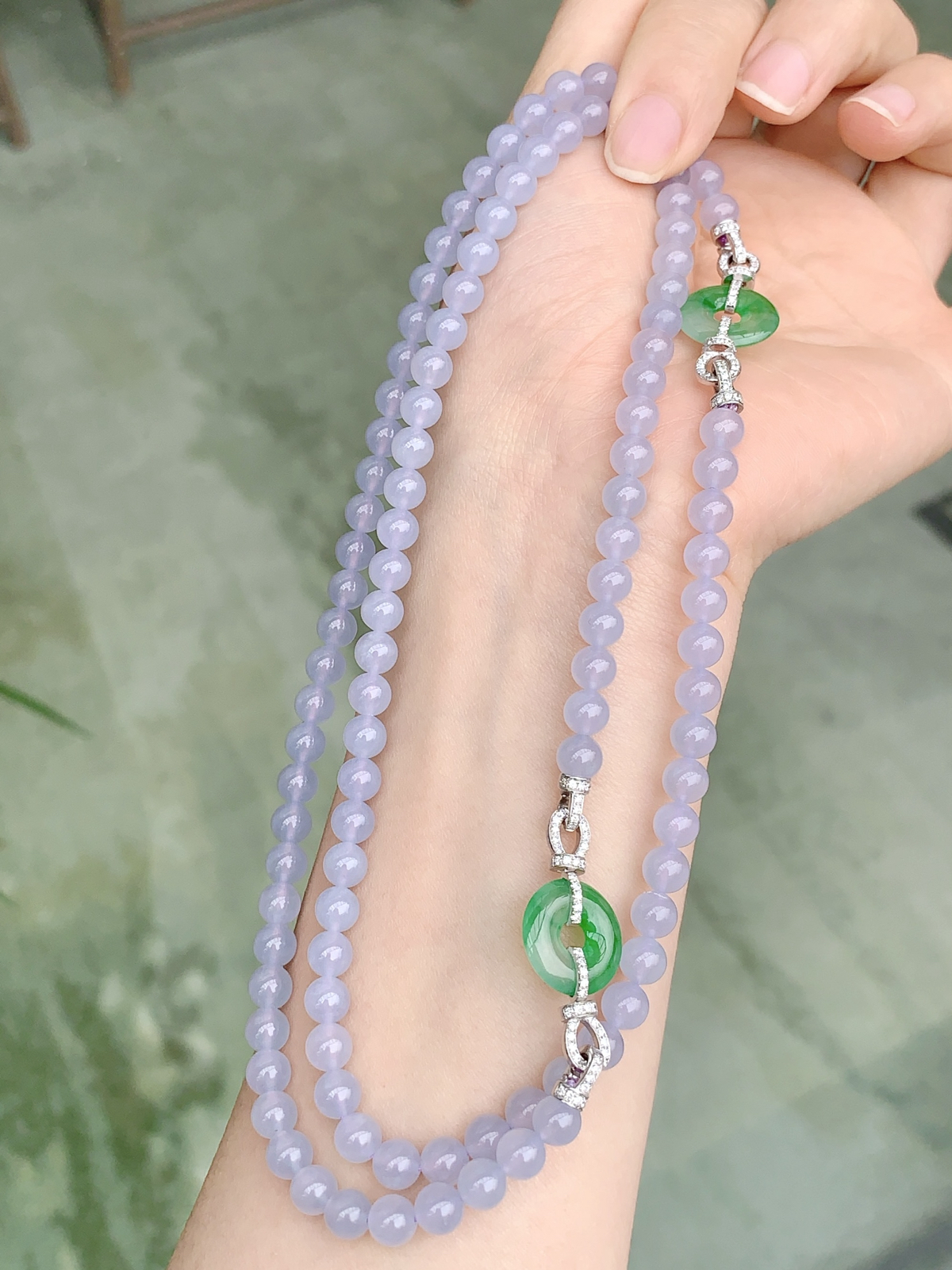 ️把春日的温柔紫调戴在身上＃冰润的紫罗兰翡翠珠链️搭配阳绿平安扣，一眼心动〰️..