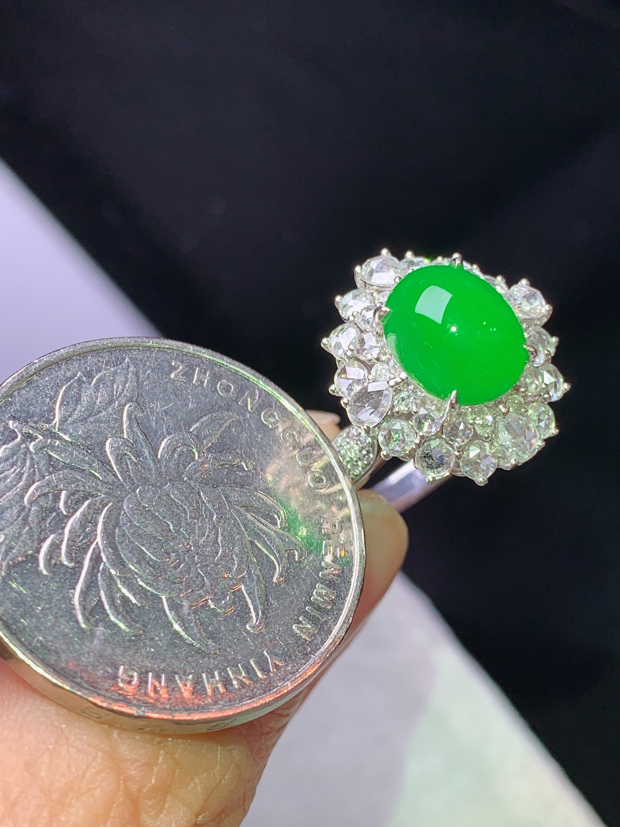 8k金钻镶嵌满绿蛋面戒指 玉质细腻 色泽艳丽清新 水润亮眼 圈口14 整体尺寸15.7*14.3*12L3